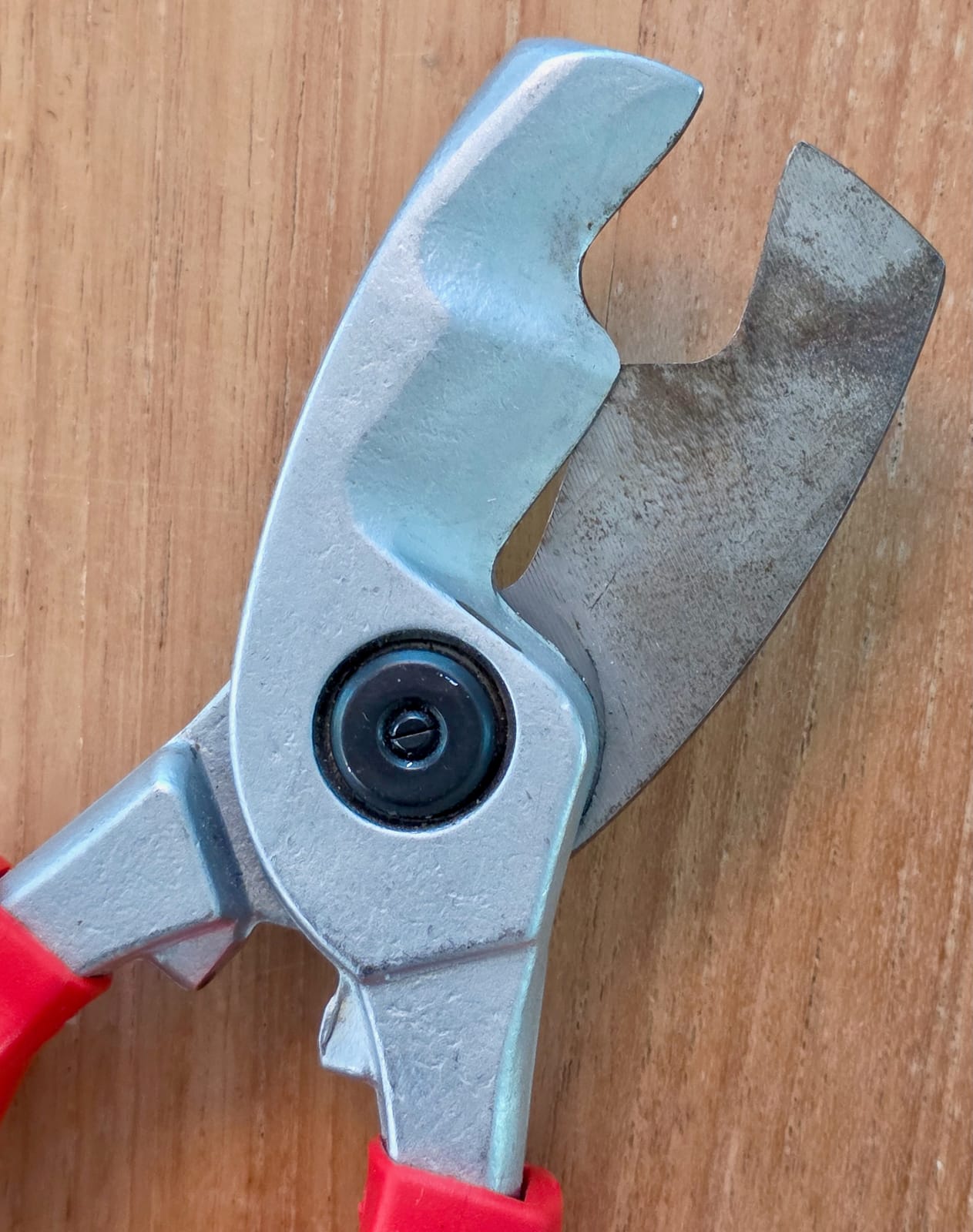 Gros plan du dos de la mâchoire d'un coupe-câble Knipex 95 16 200 VDE portant des traces d'utilisation