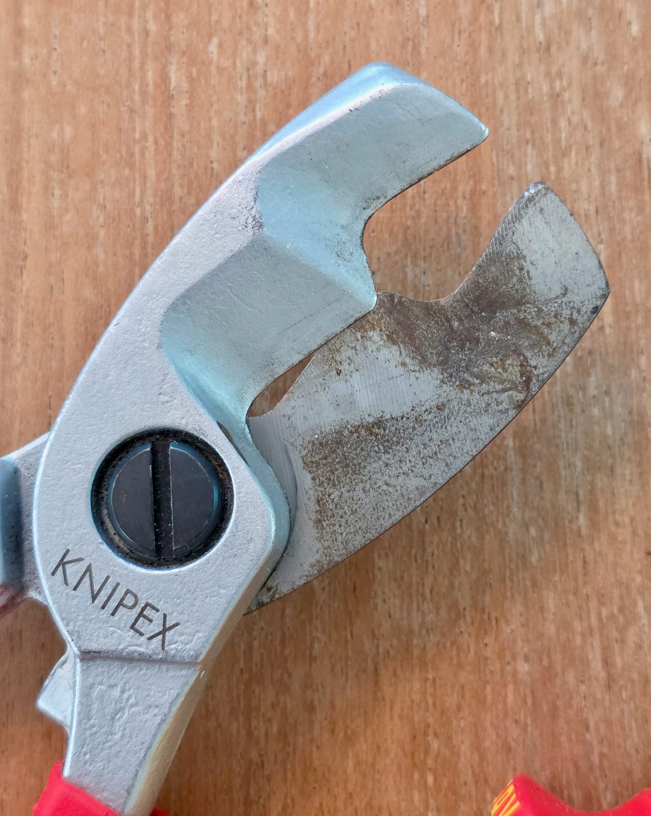 Coupe-câble Knipex 95 16 200 VDE, gros plan sur la mâchoire portant des traces d'utilisation