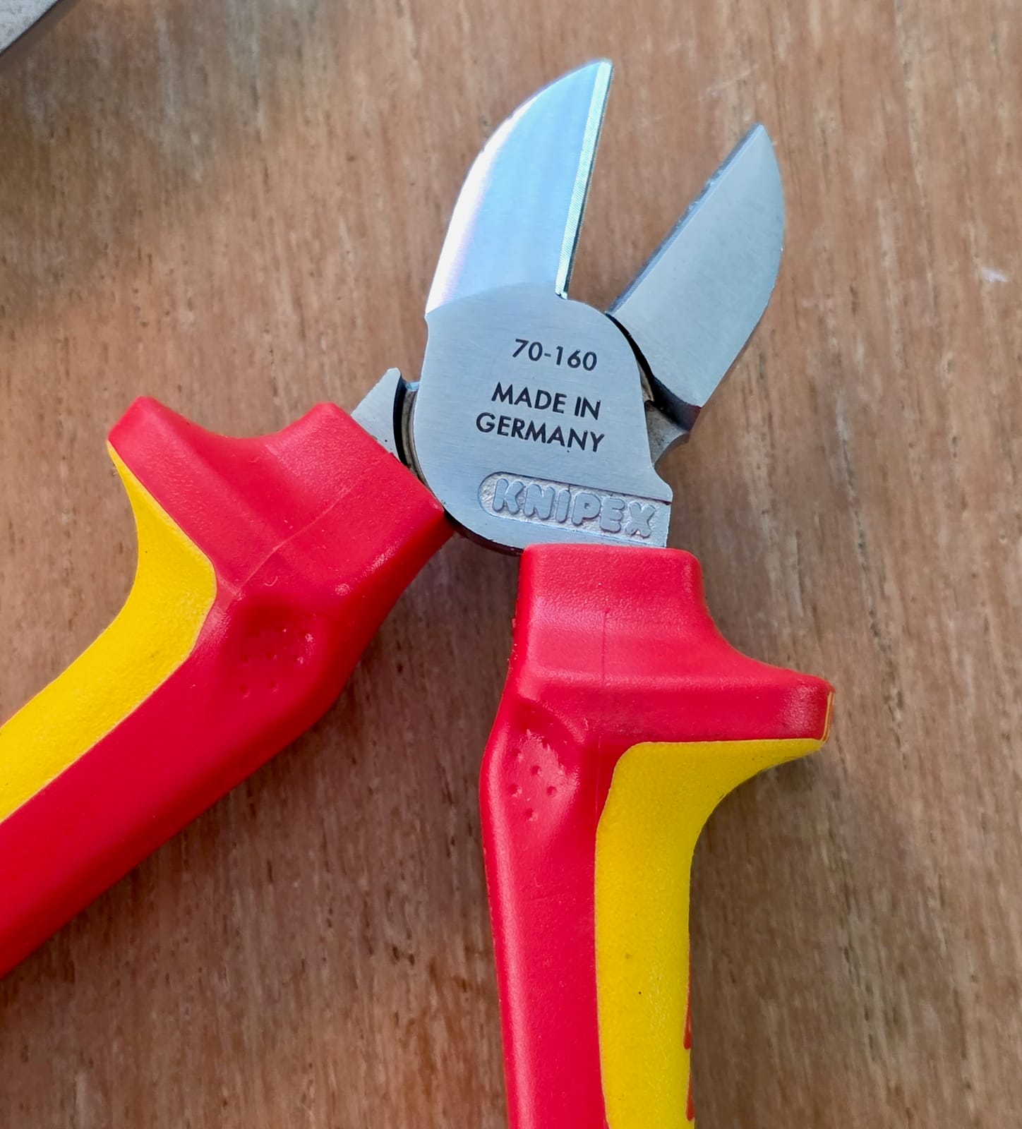 Pince coupante diagonale Knipex VDE 160 mm, mâchoire vue de dos avec poignée isolée jaune et rouge
