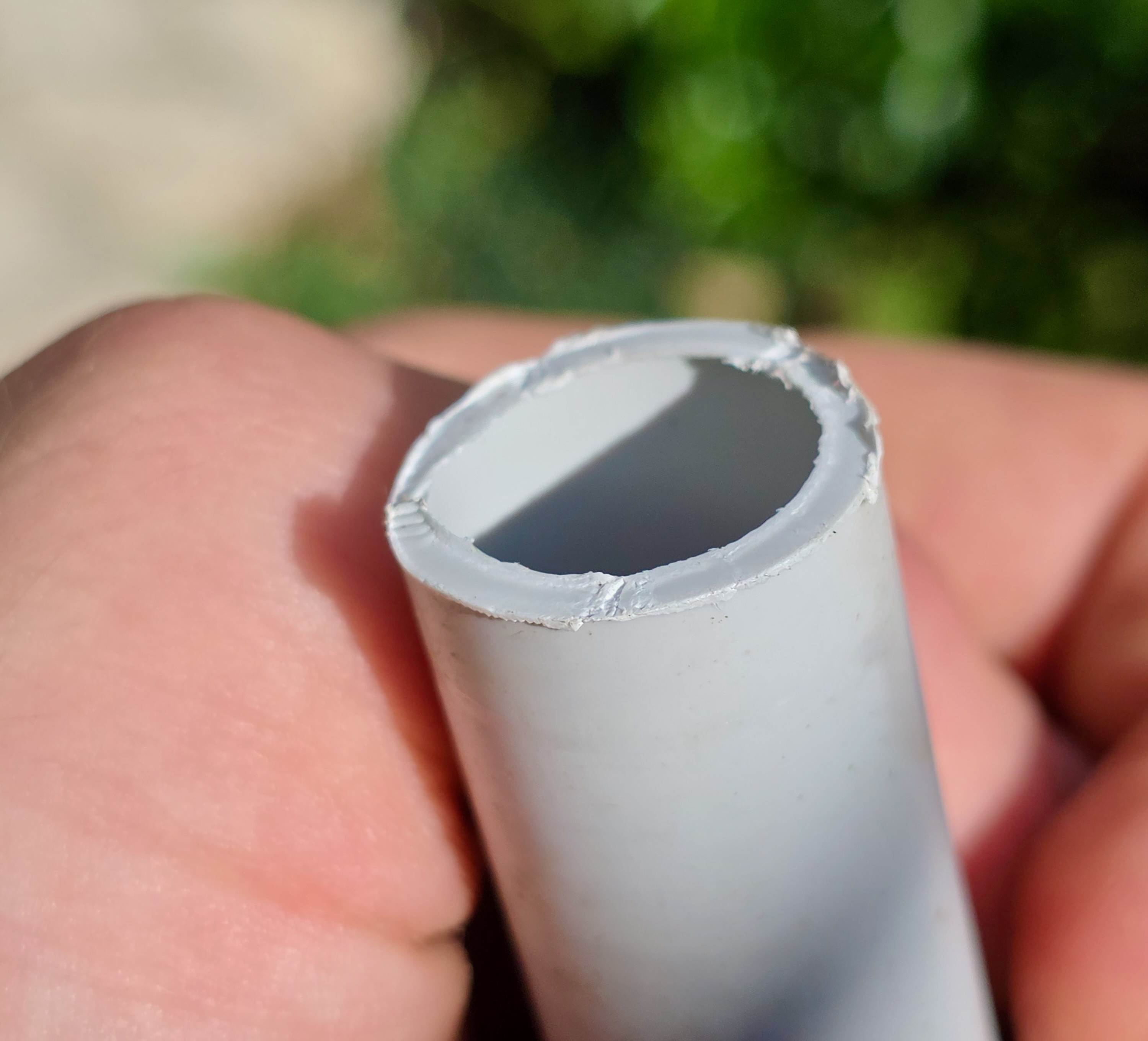 Tube IRL gris découpé à la pince Tubix de Knipex, résultat final de la coupe