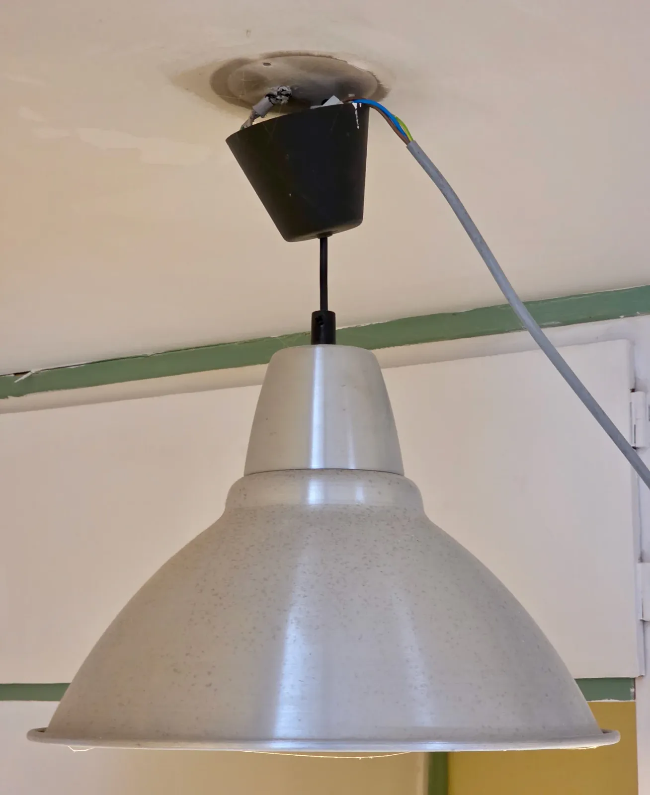 Luminaire de plafond décroché et fil d’alimentation qui pend en l’air — bricolage dangereux