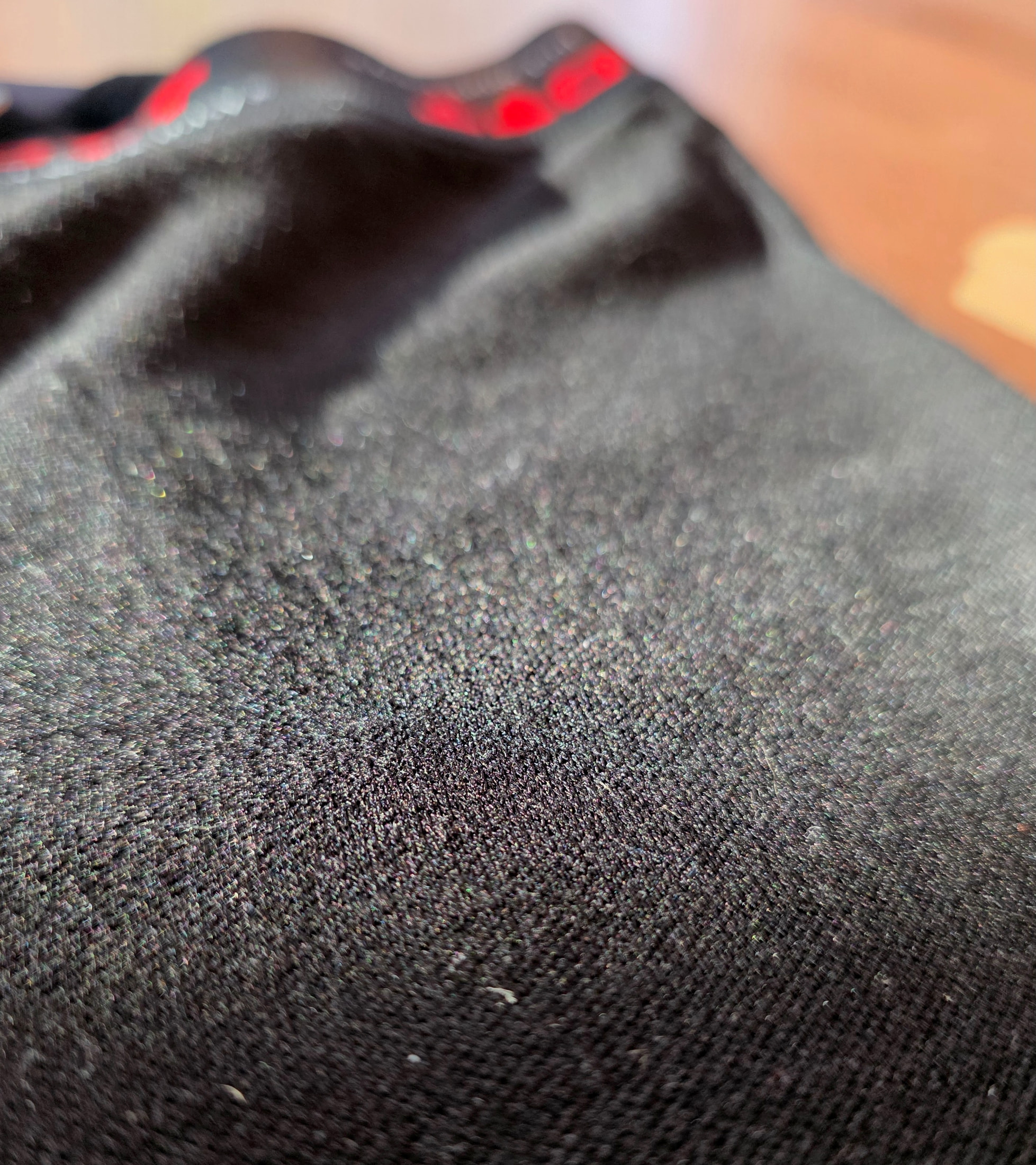 Makroaufnahme der engmaschigen technischen Maschenware der Ilkott-Thermounterhose