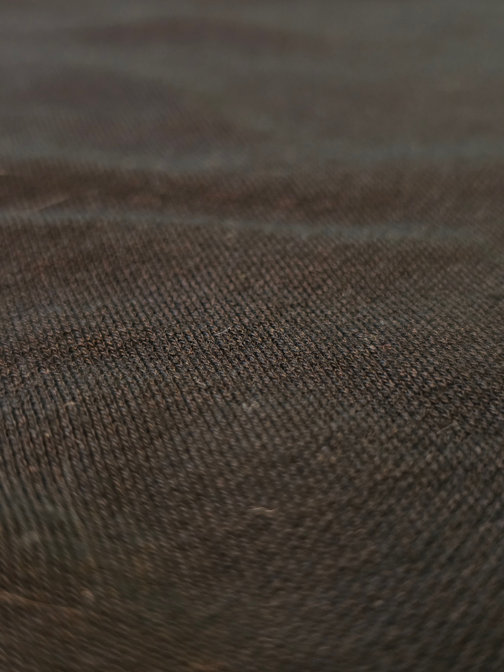 Textur der schwarzen Maschenware der Ilkott-Thermounterhose in der Makroaufnahme, mit einer vertikalen Naht