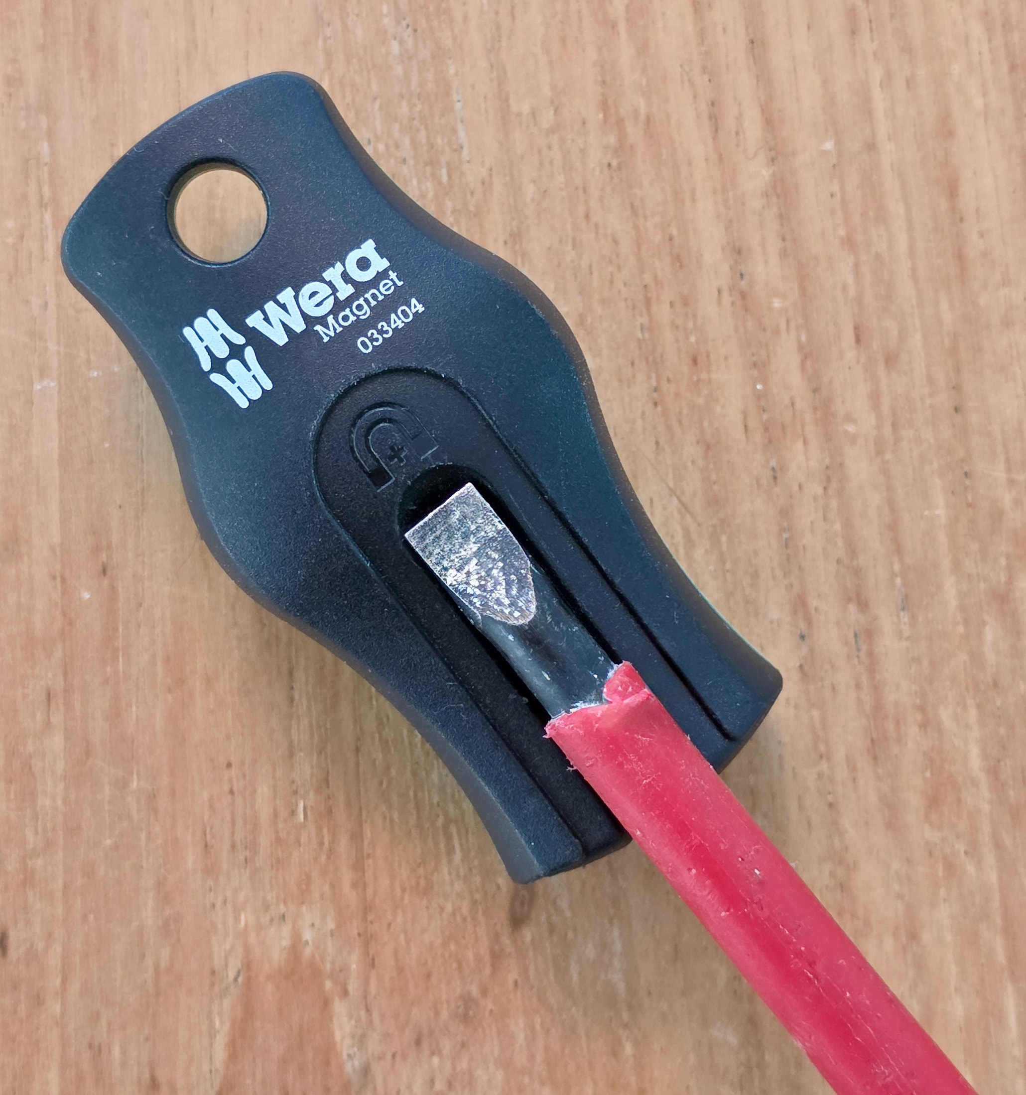 Tournevis Wera posé sur un magnetiseur d’embouts de vissage