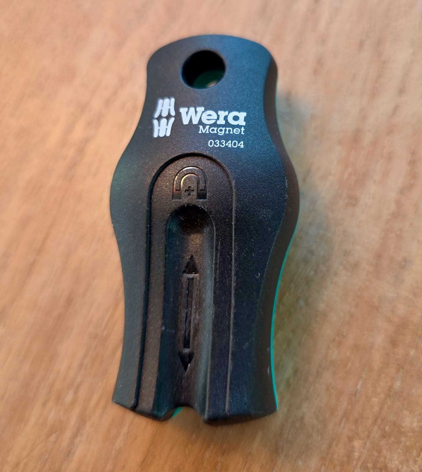 Magnetiseur et démagnétiseur Wera noir à accents verts posé sur une surface en bois
