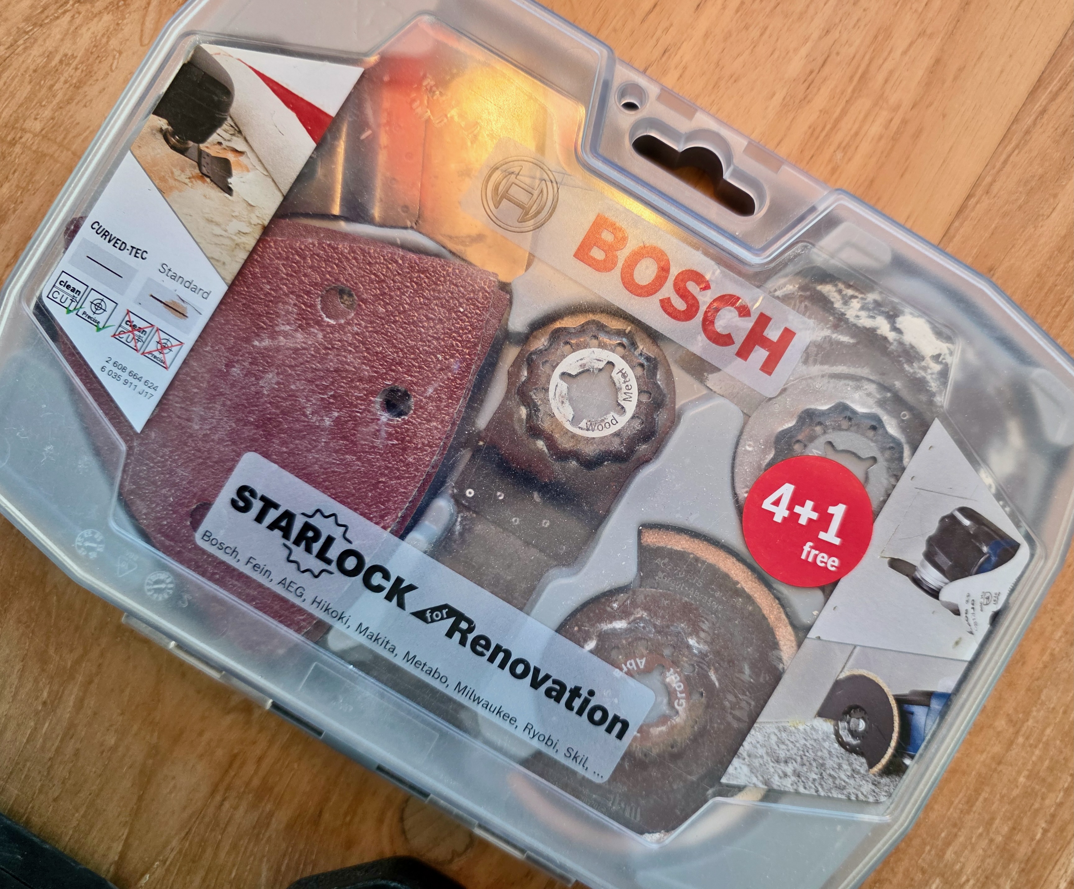 Malette fermée transparente d’accessoires Starlock laissant voir les lames à l’intérieur