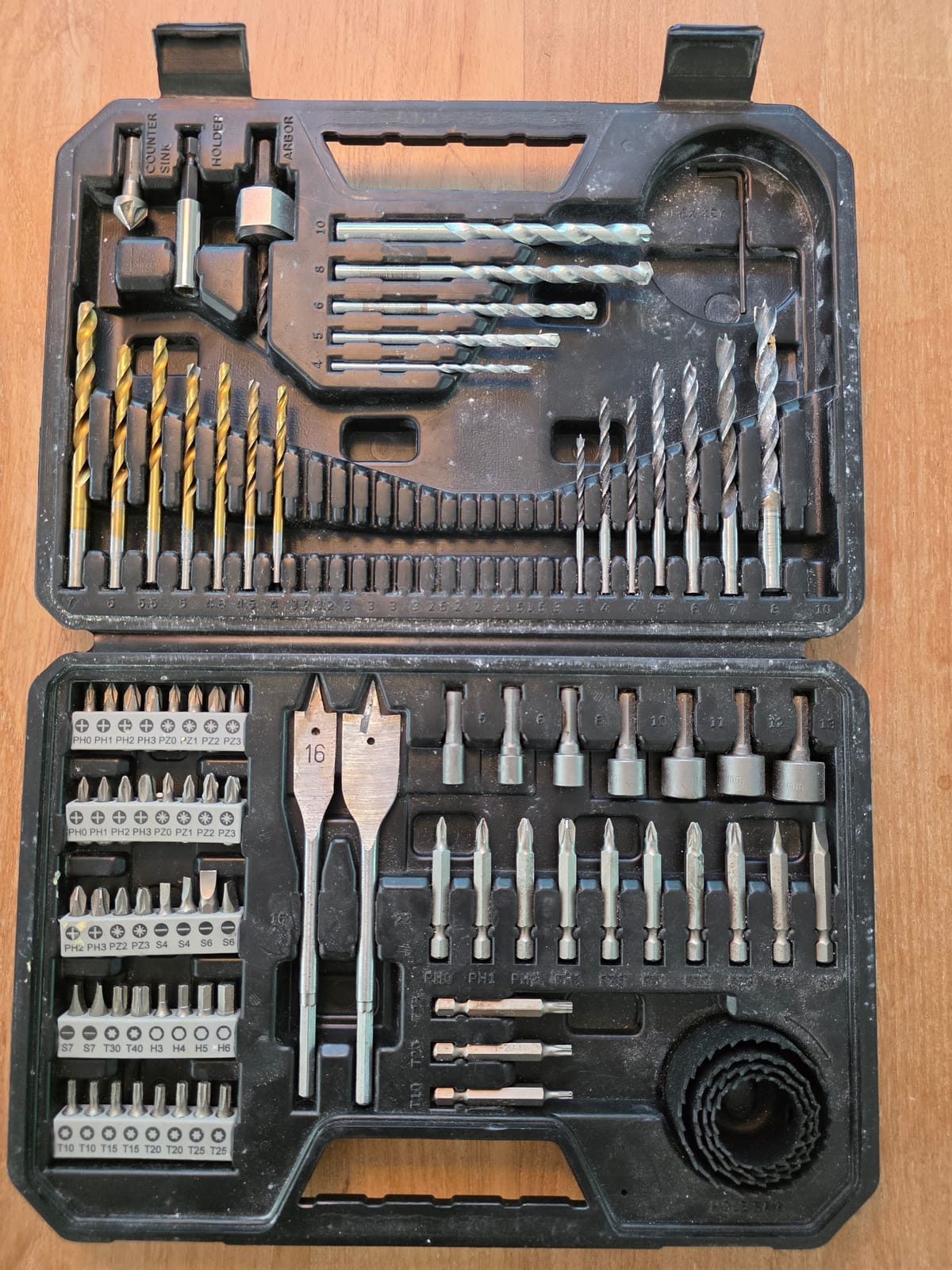 Malette Bosch Professional ouverte avec consommables de perçage et de vissage