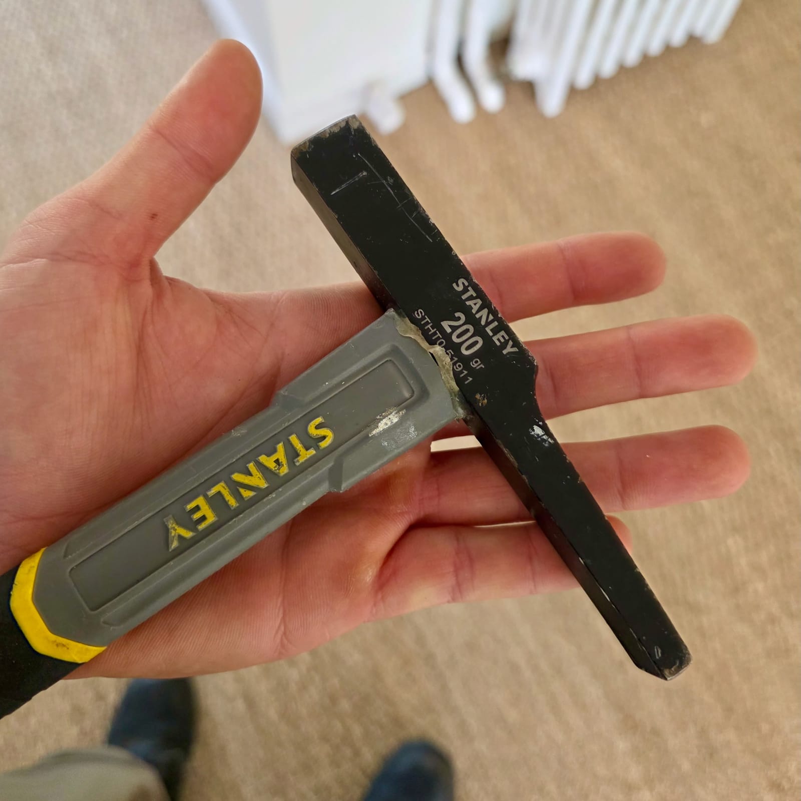 Marteau d’électricien Stanley STHT0-5199 200 g tenu en main