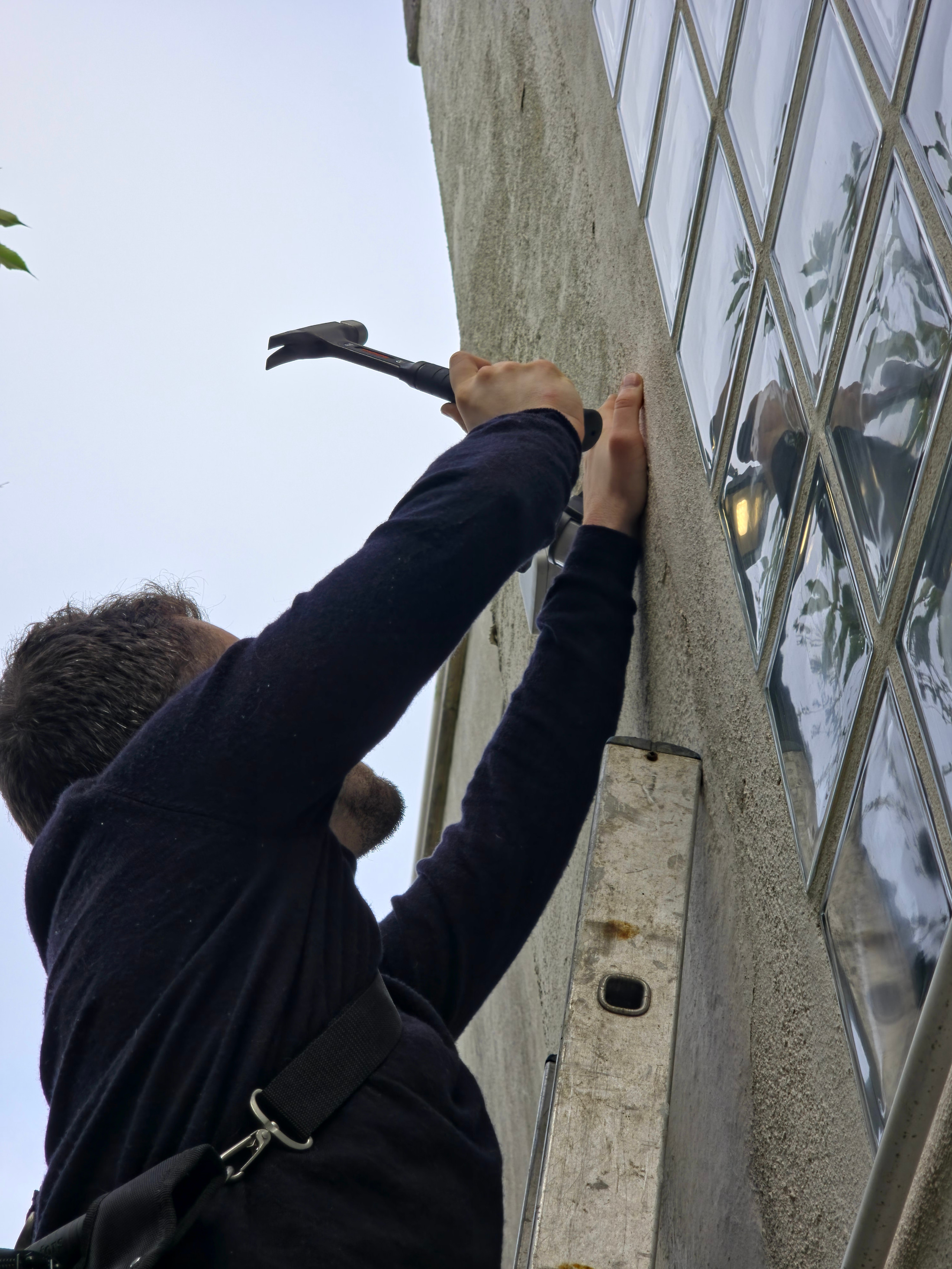 Marteau Hultafors levé contre une façade, vue large