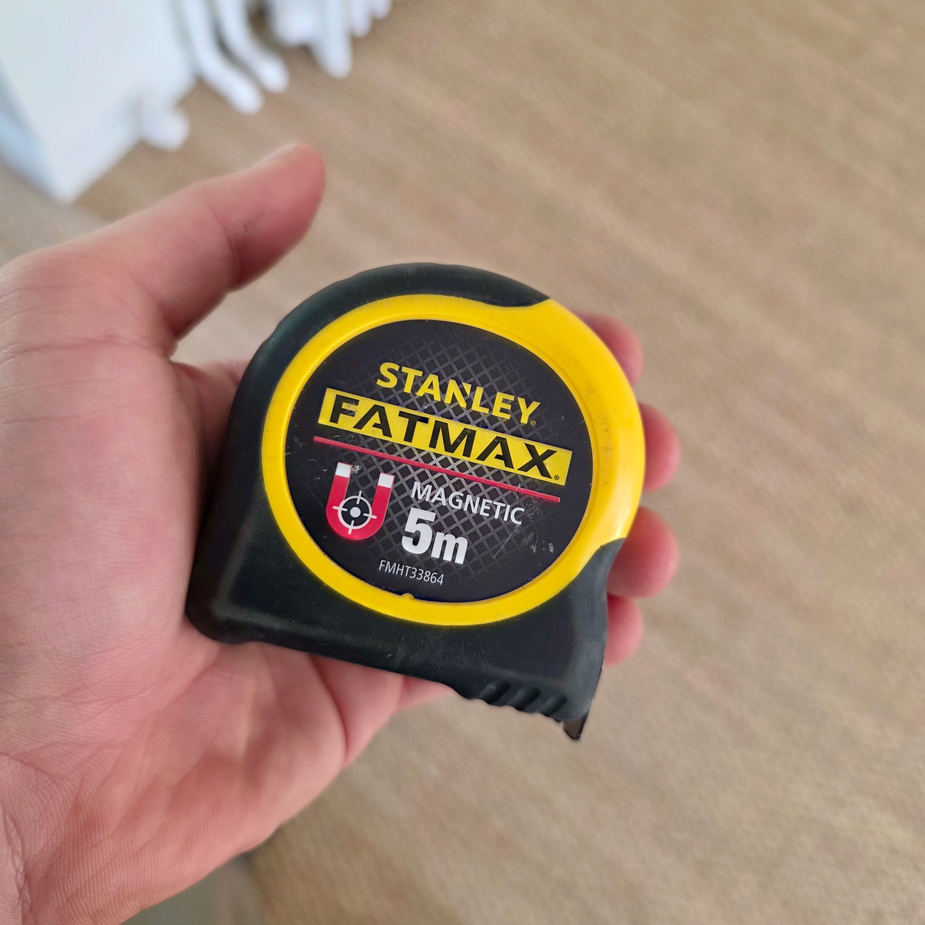 Mètre ruban Stanley FatMax magnétique 5 m tenu en main