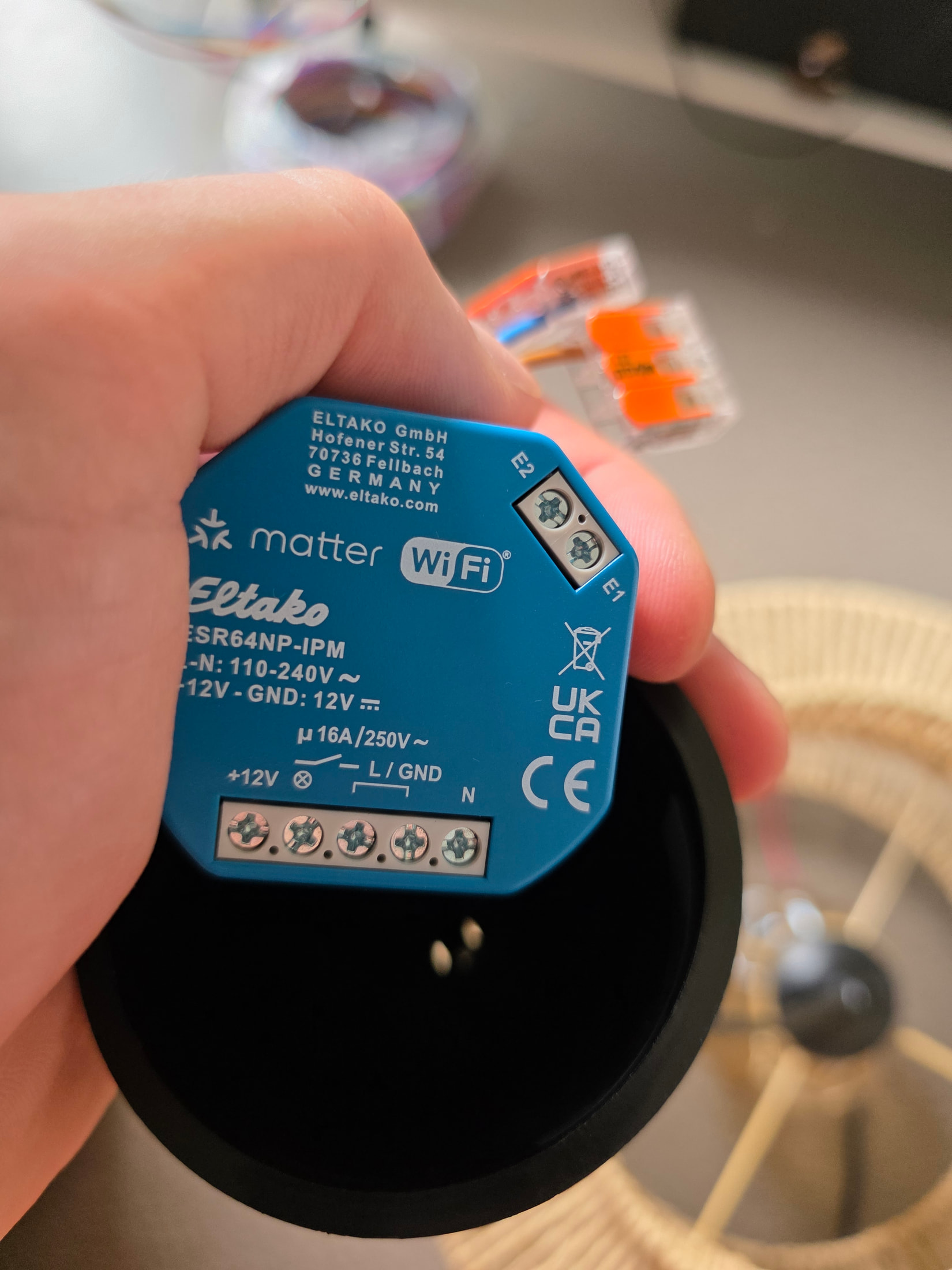 Micromodule Eltako ESR64NP-IPM compatible Matter et EnOcean posé sur un établi