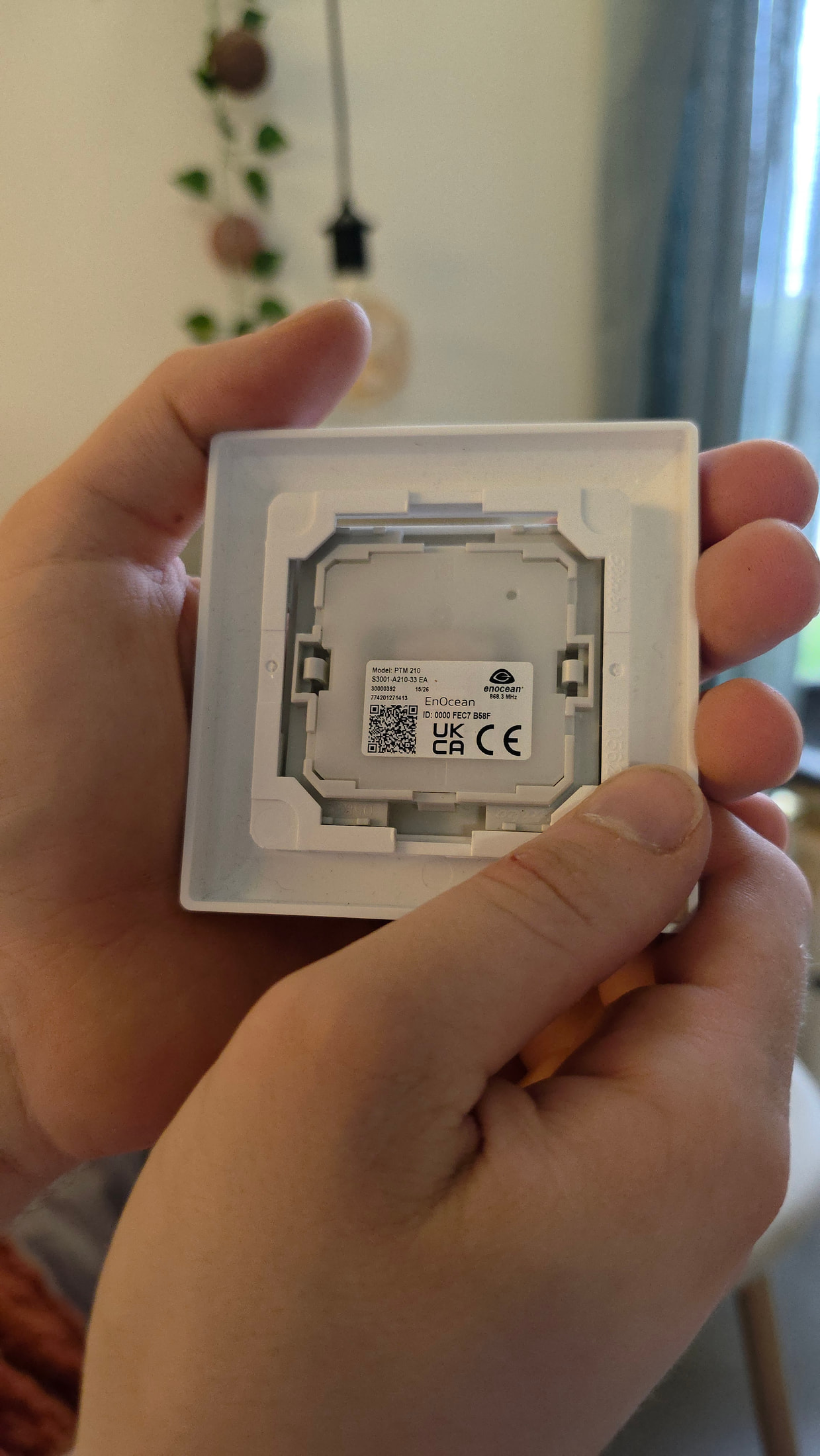 Interrupteur sans fil EnOcean pilotant à distance une suspension lumineuse dans un atelier