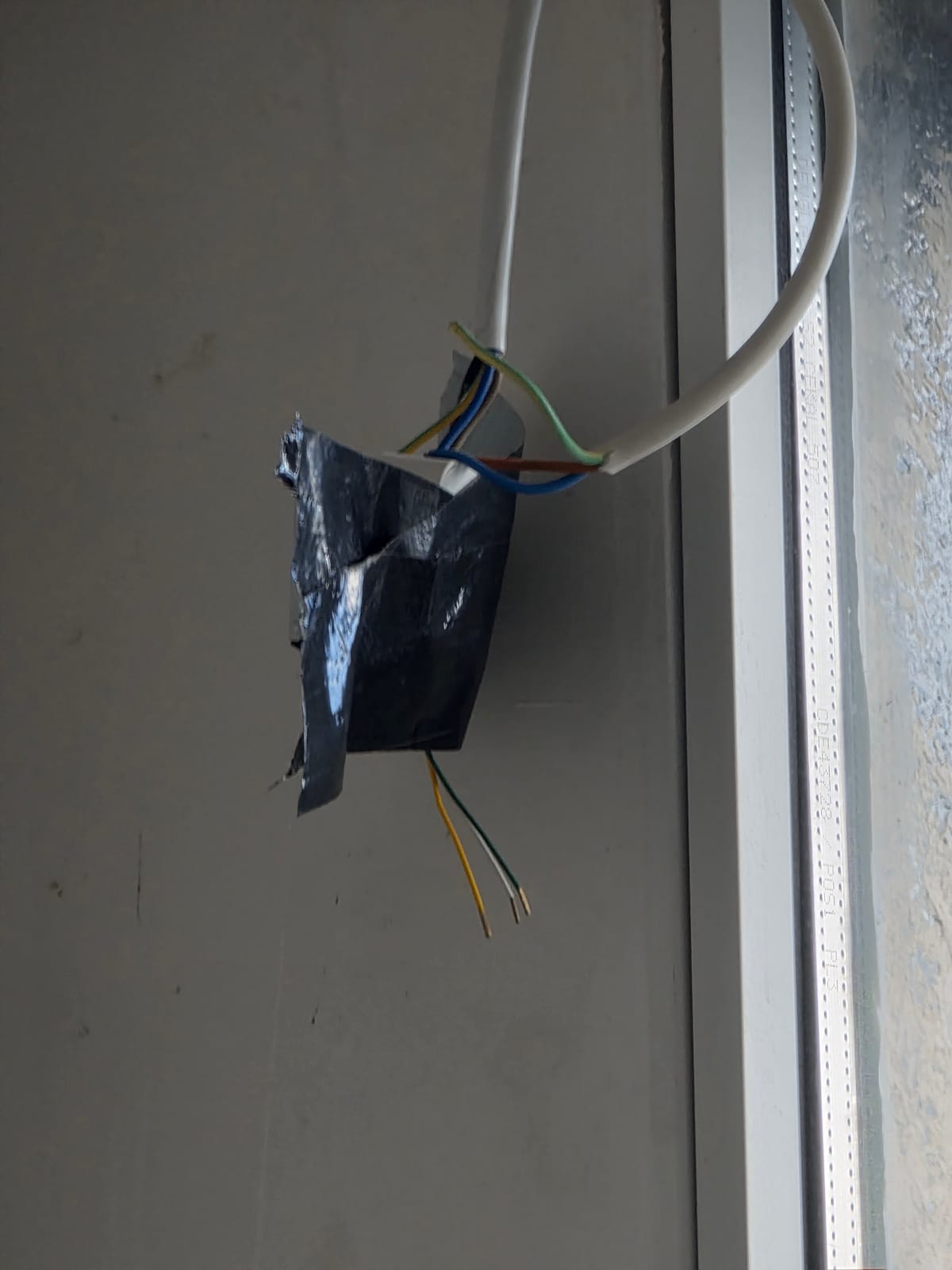 Module RF 230V volets roulants — fils phase et neutre non isolés pendant en l’air protégés avec du scotch