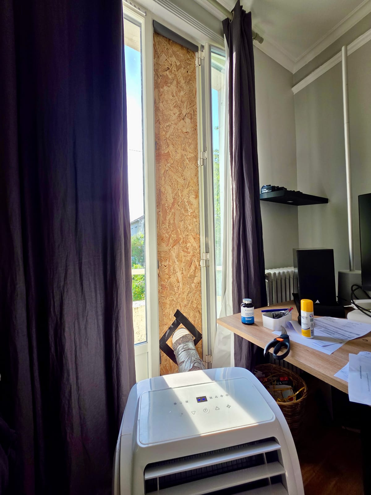 Gaine de climatiseur mobile isolée sur une fenêtre