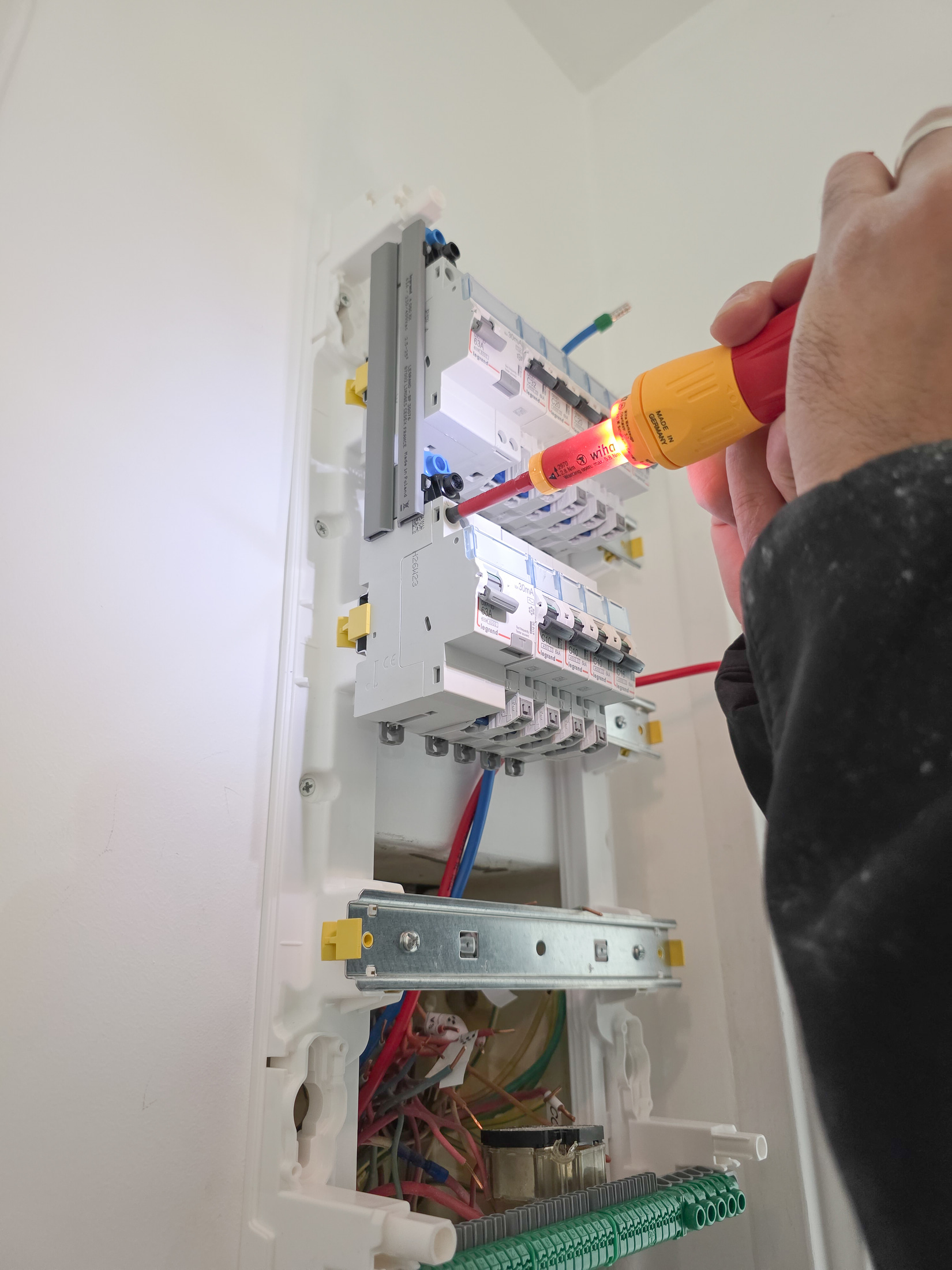 Tournevis Wiha speedE II employé dans un tableau électrique, vue d’ensemble du coffret ouvert