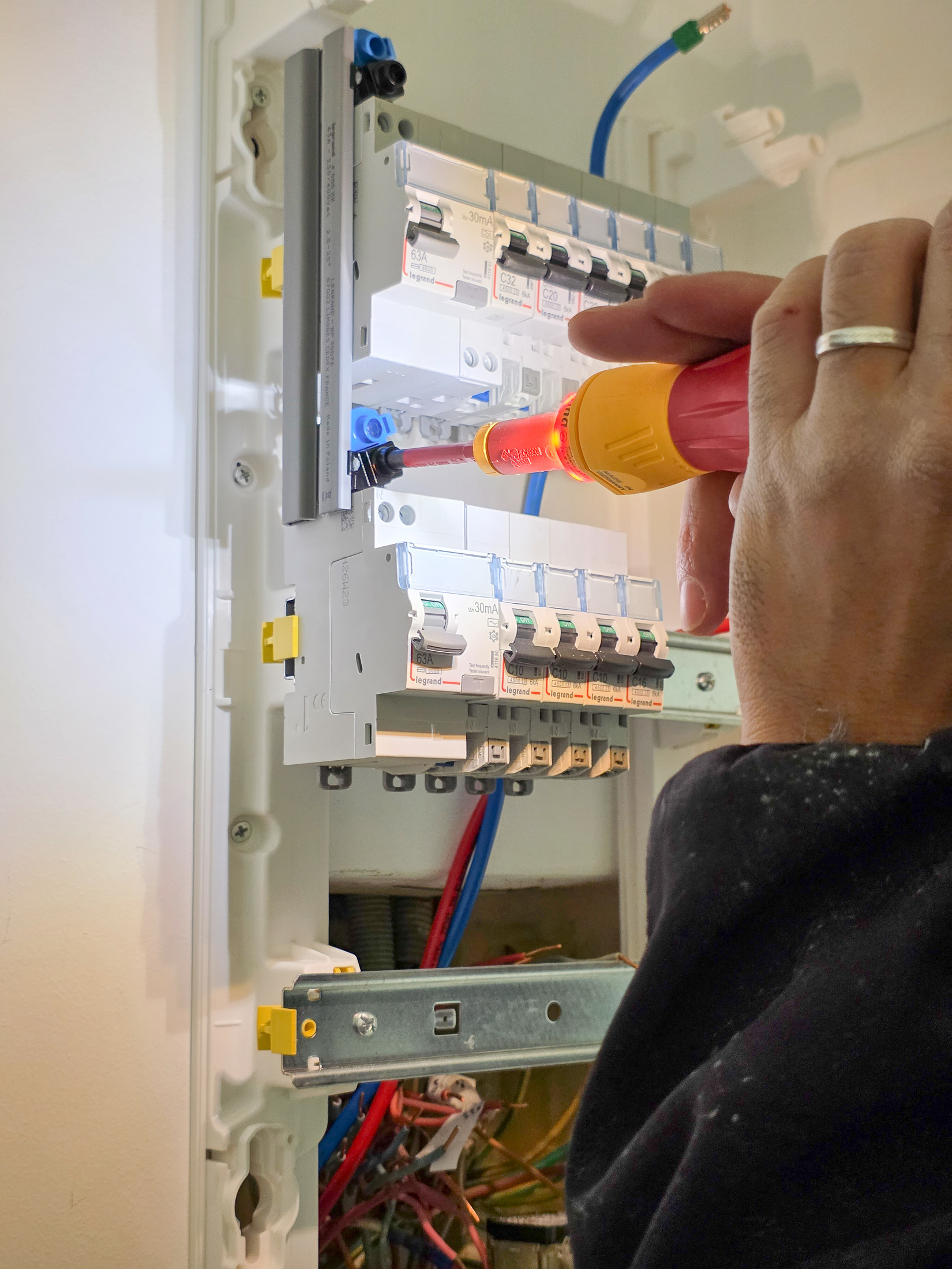 Visseuse électrique isolée Wiha speedE II utilisée devant un tableau