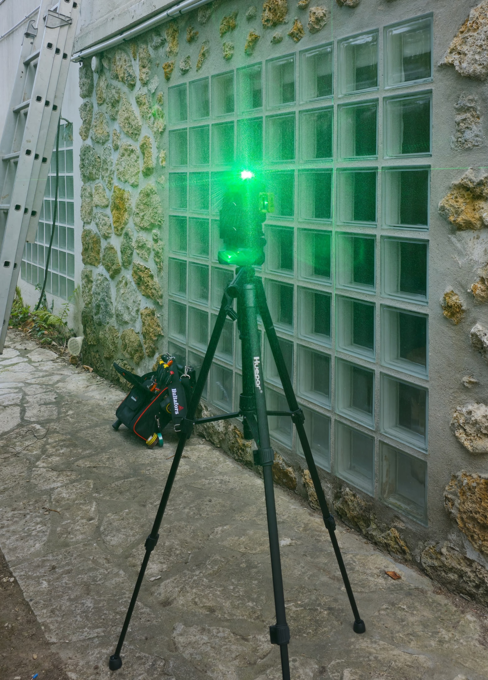 Laser Huepar sur trépied en fonctionnement
