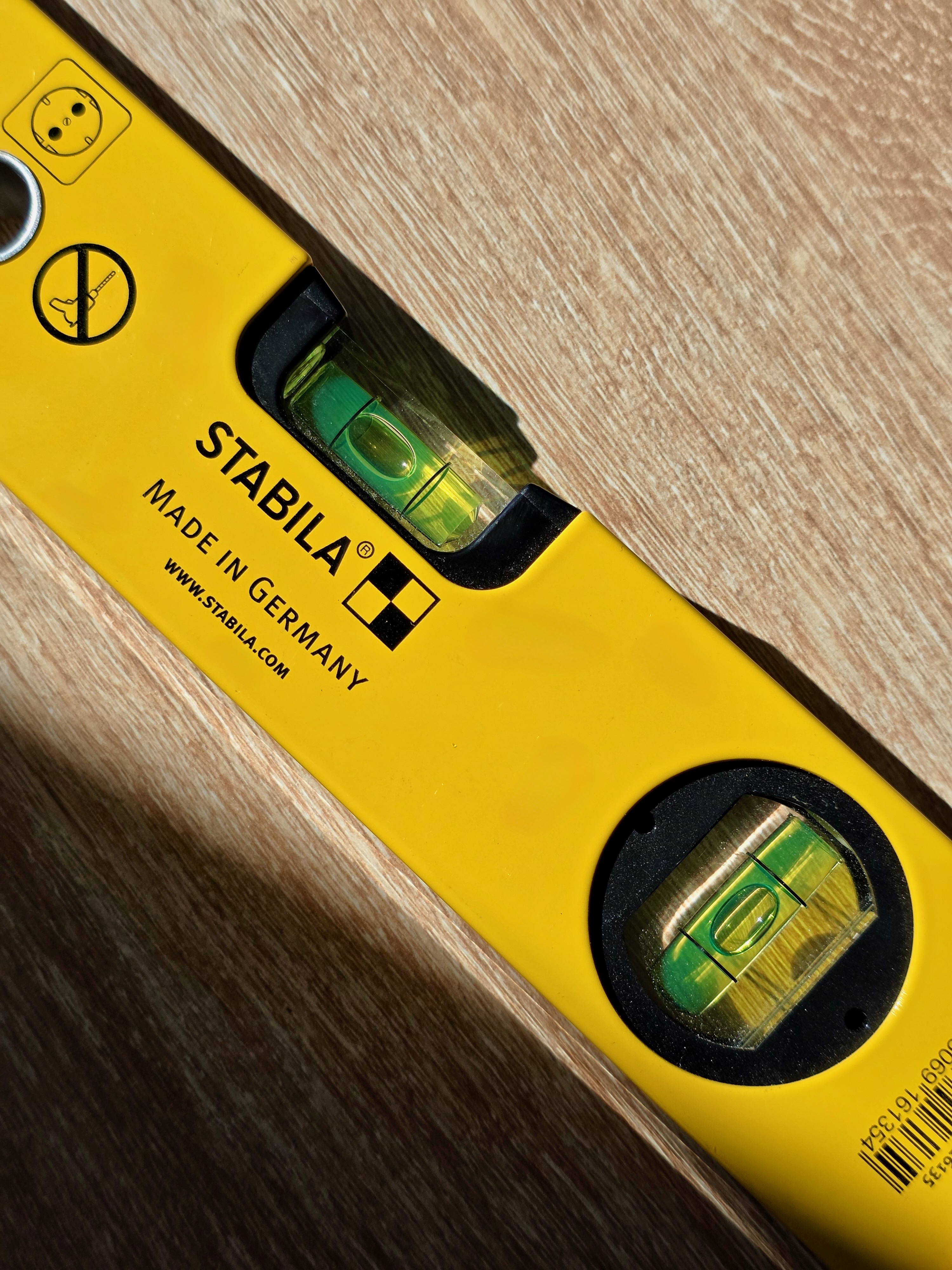 Vue rapprochée des fioles d'un niveau STABILA Type 70 Electric de 43 cm