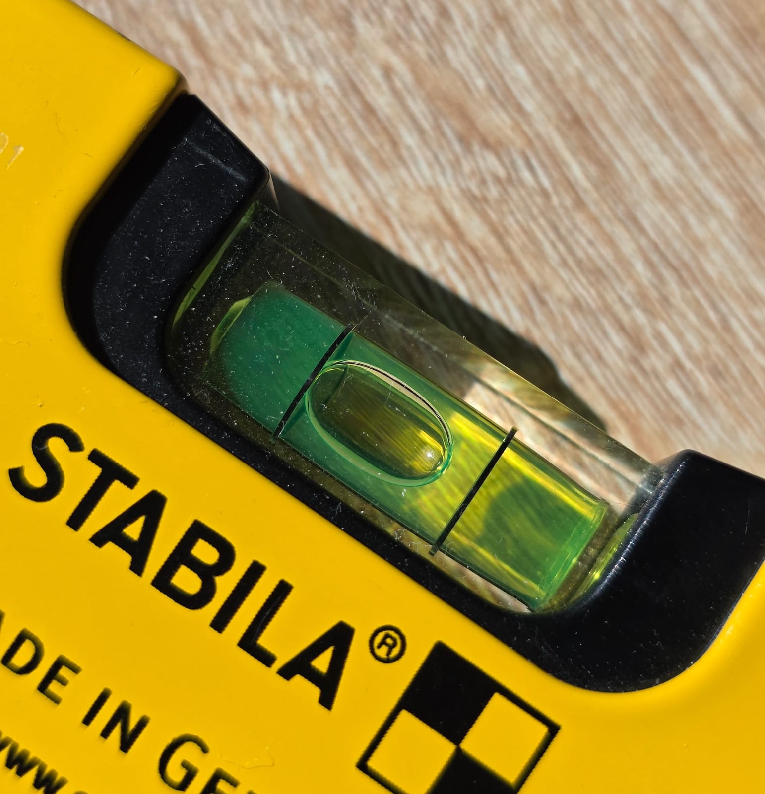Gros plan des fioles d’un niveau STABILA Type 70 Electric 43 cm
