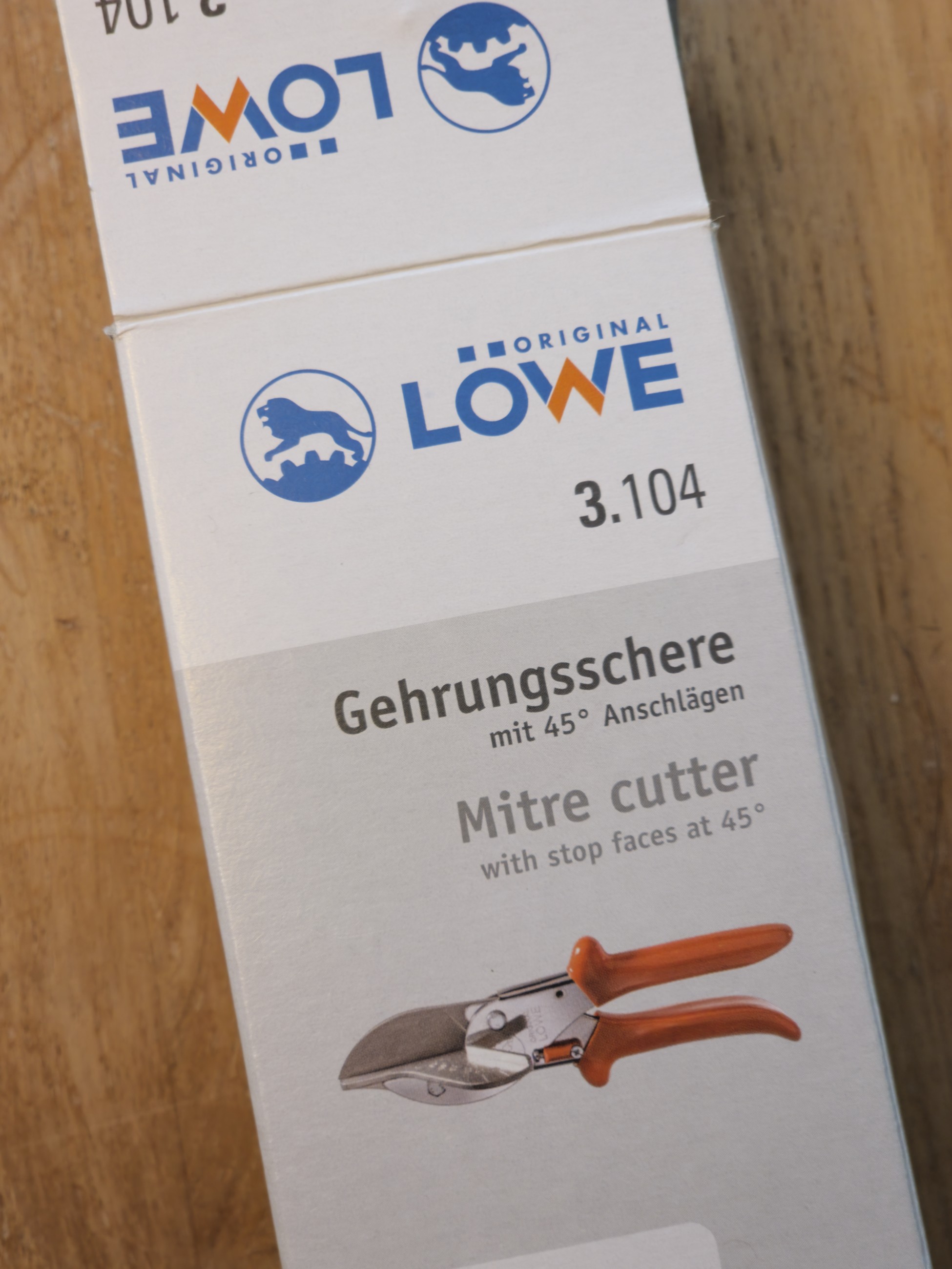 Emballage Original LÖWE de la cisaille à onglet avec référence 3.104 lisible sur la face avant