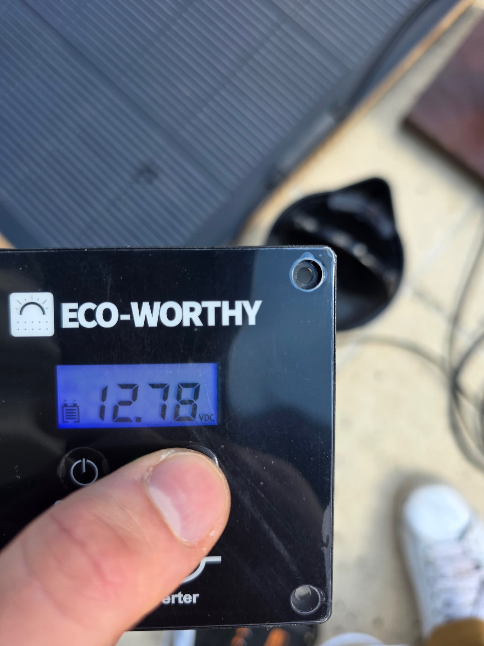 Écran de contrôle ECO-WORTHY affichant 12,78 V