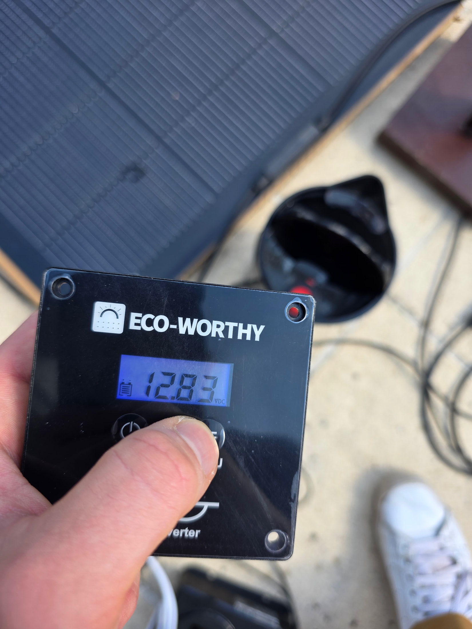 Écran de contrôle ECO-WORTHY affichant 12,83 V avec une LED rouge allumée