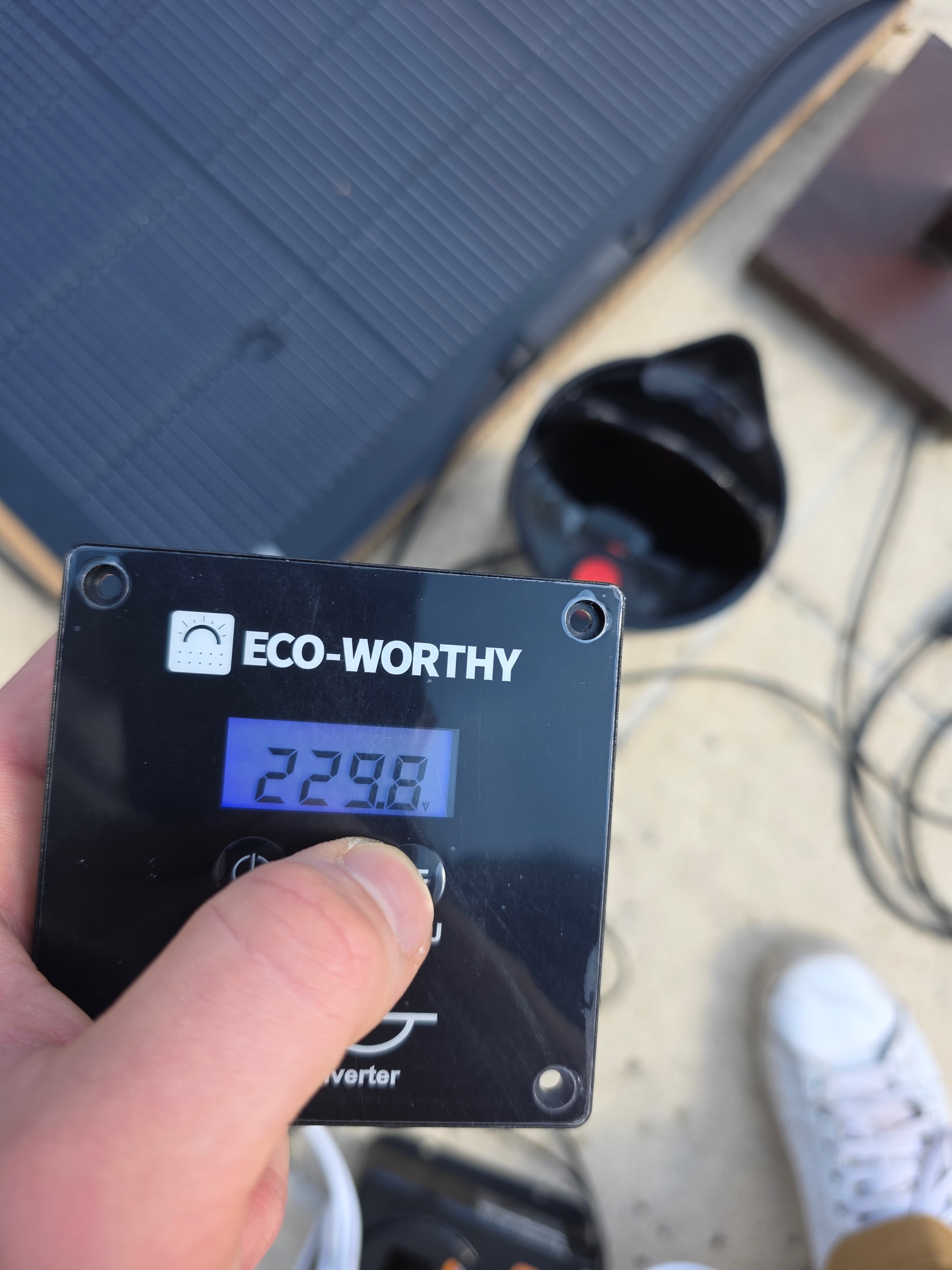 Écran de contrôle ECO-WORTHY affichant une tension de 229,8 volts