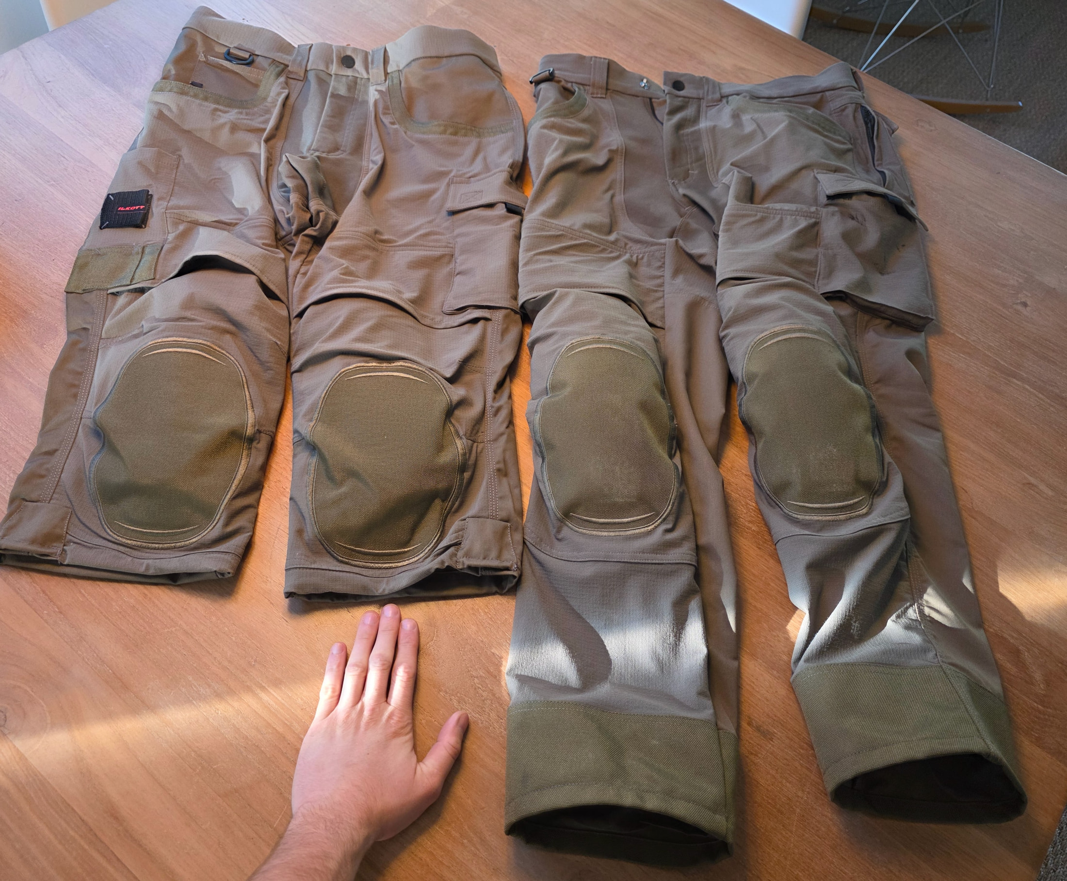 3/4-Hose Ilkott Fresh Collection und Arbeitshose mit Knieschonern, auf einem Holztisch abgelegt