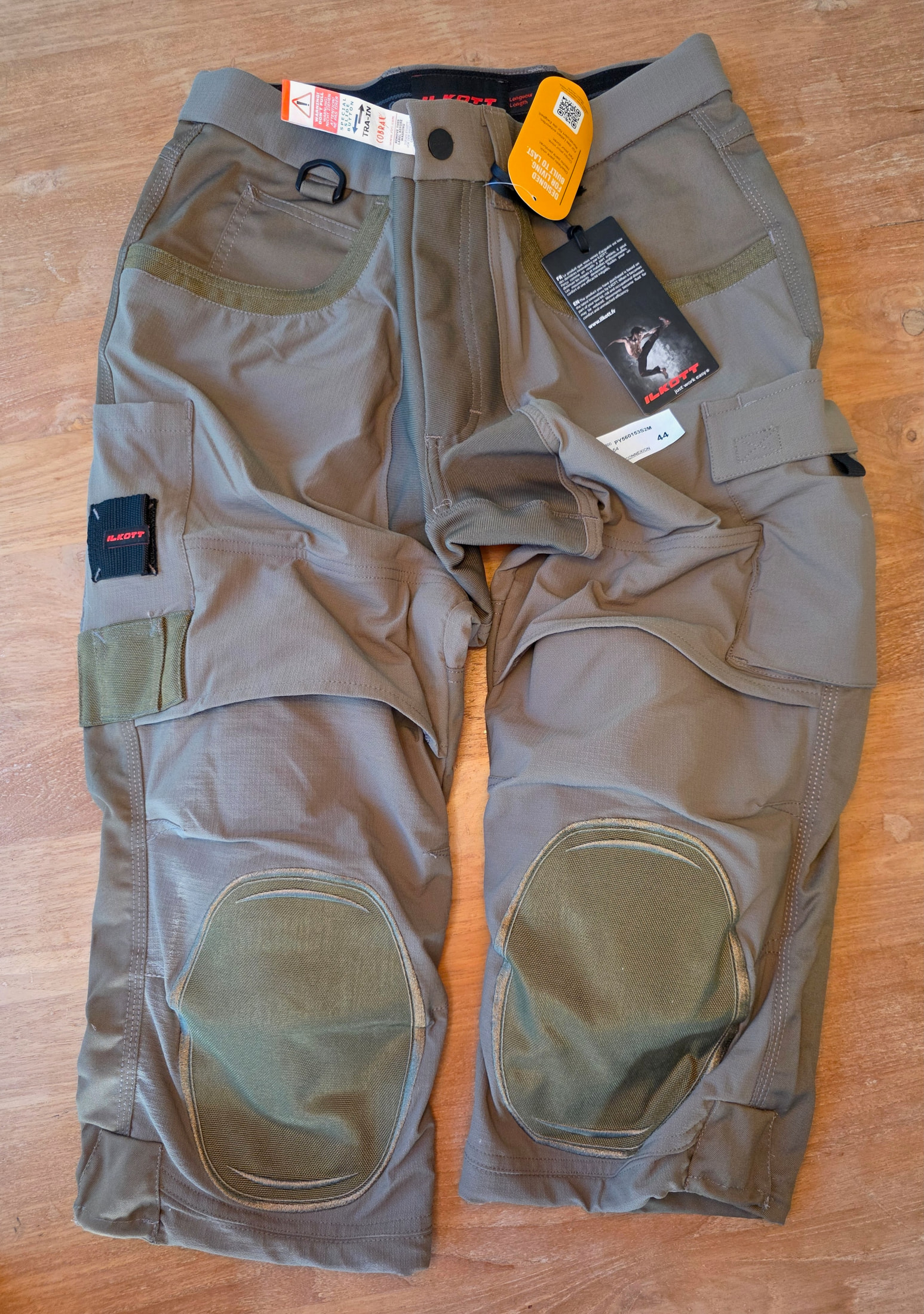 Graue Ilkott Fresh Collection 3/4-Arbeitshose PY56 mit Kniepolstertaschen, flach auf Parkett ausgelegt