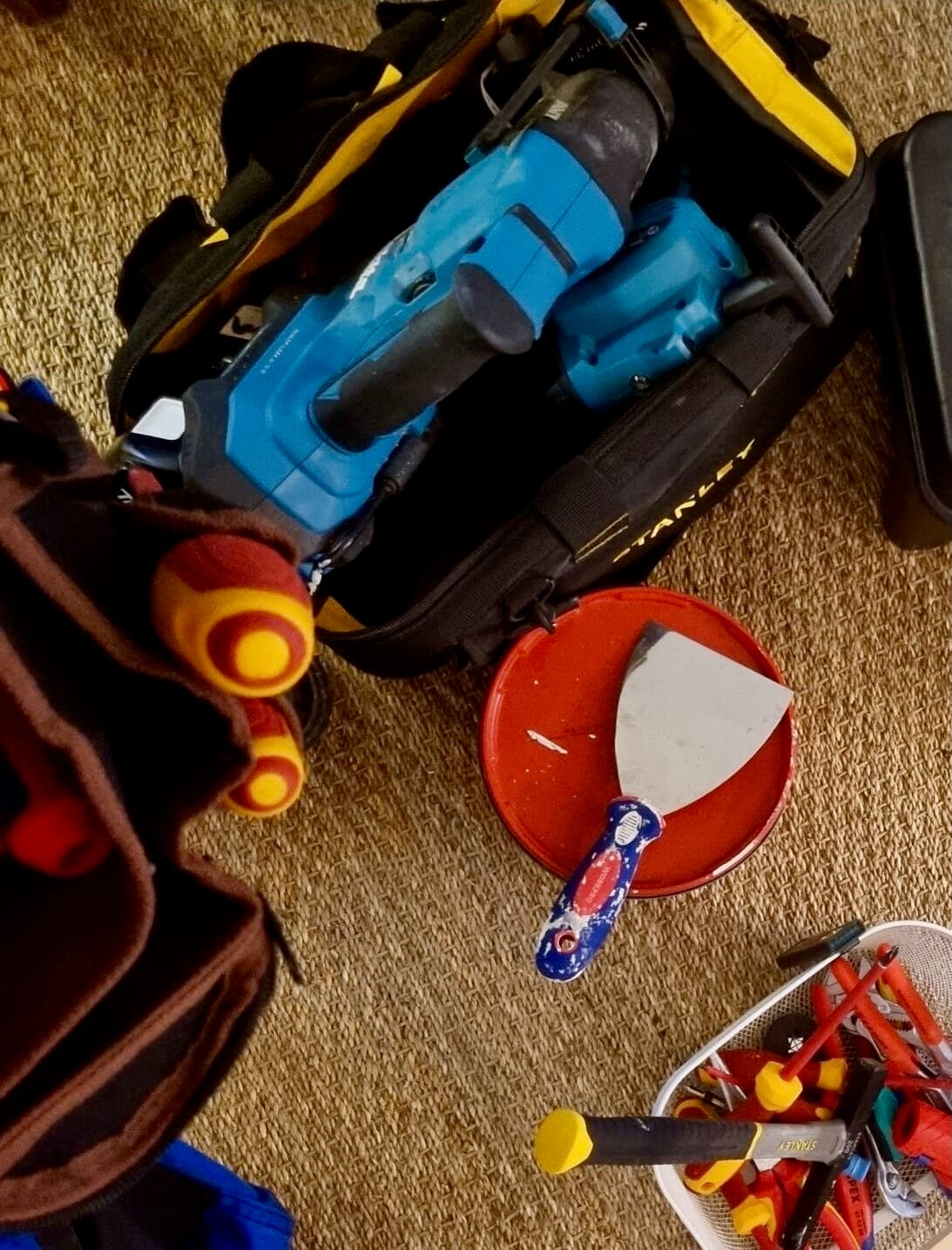 Kit d'outils électricien : pinces Knipex, outils Stanley, visseuse Makita — intervention électrique