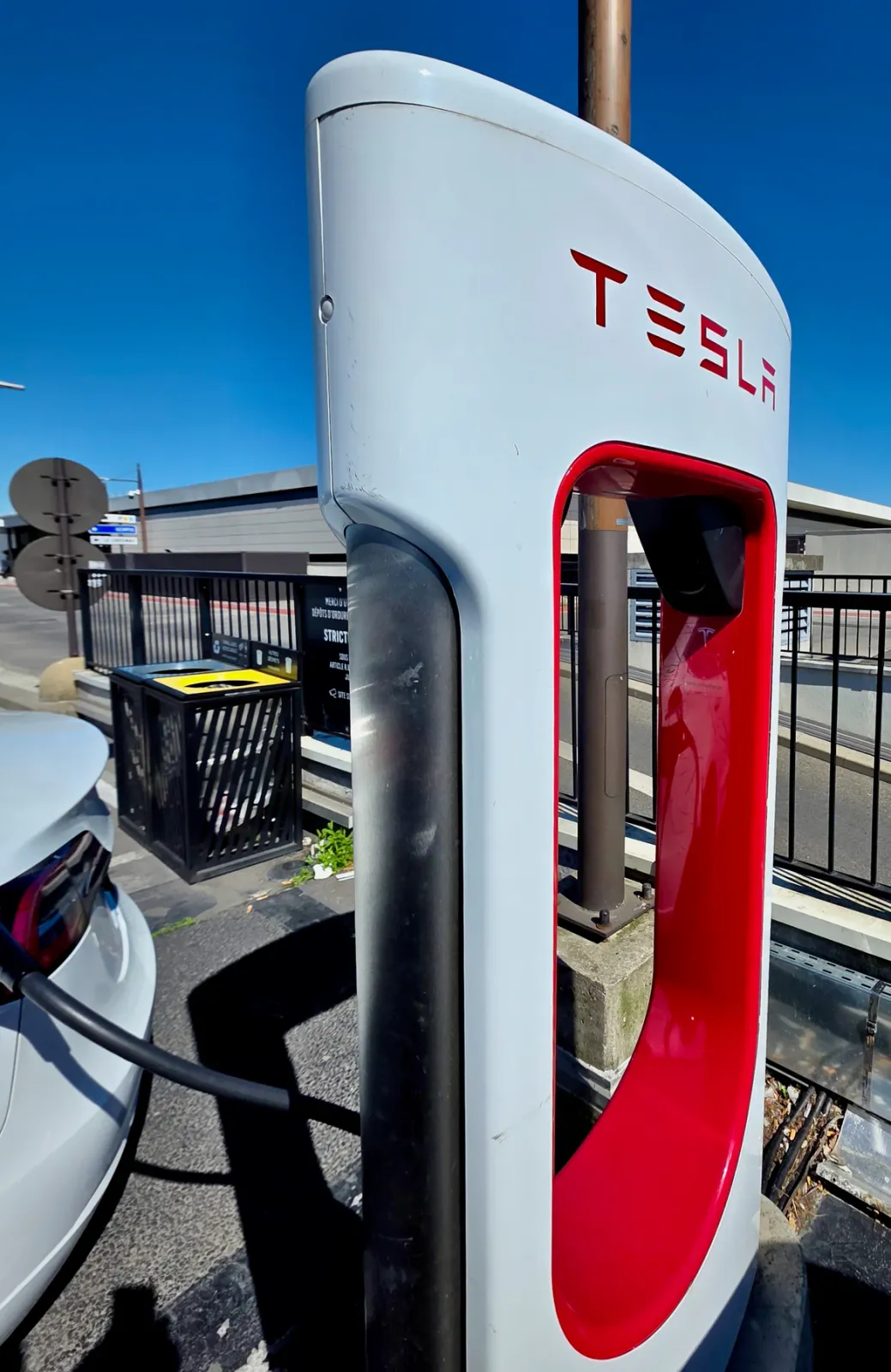 Tesla branchée sur borne Supercharger au Chesnay Parly 2
