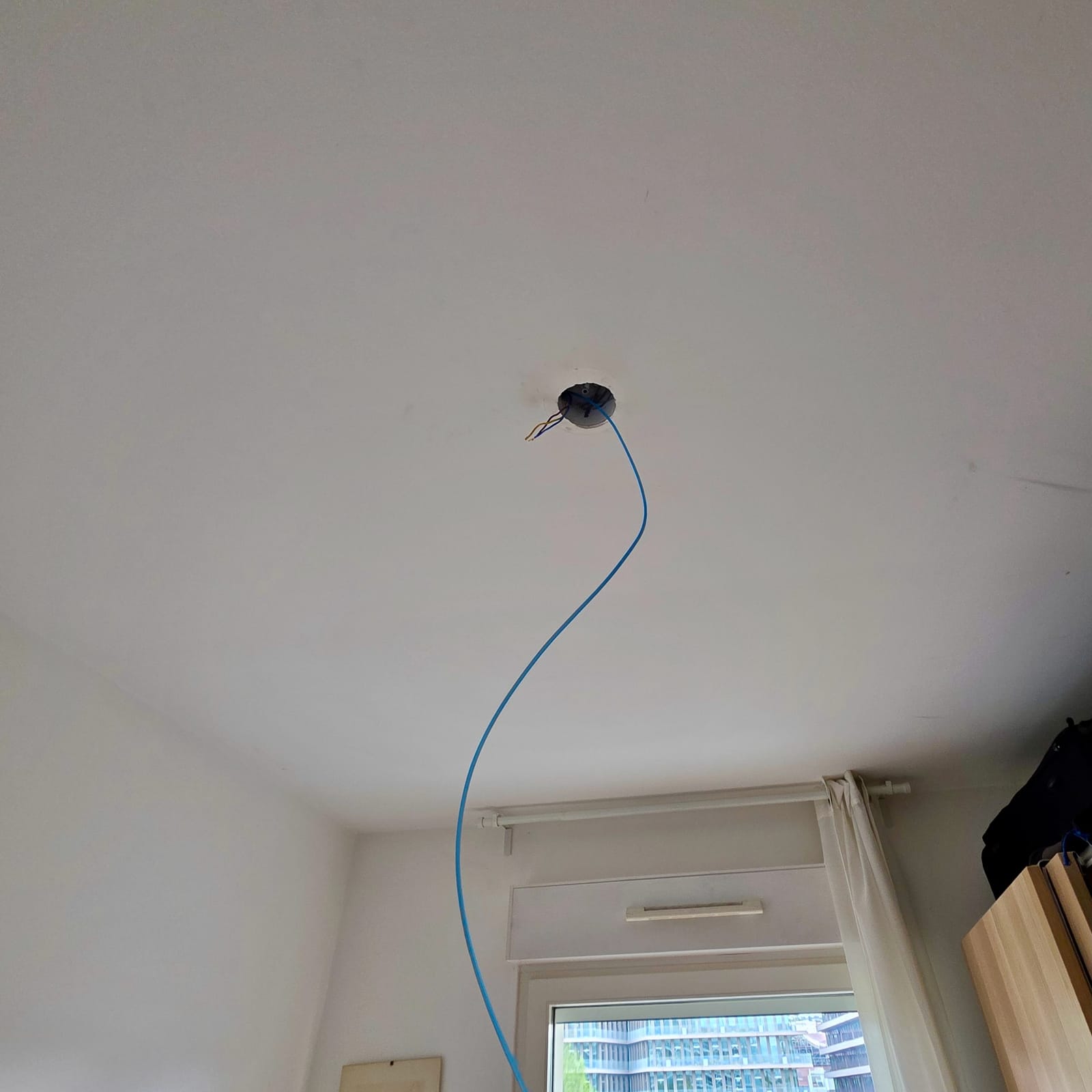 Passage d'un tire-fil nylon dans une gaine de plafond