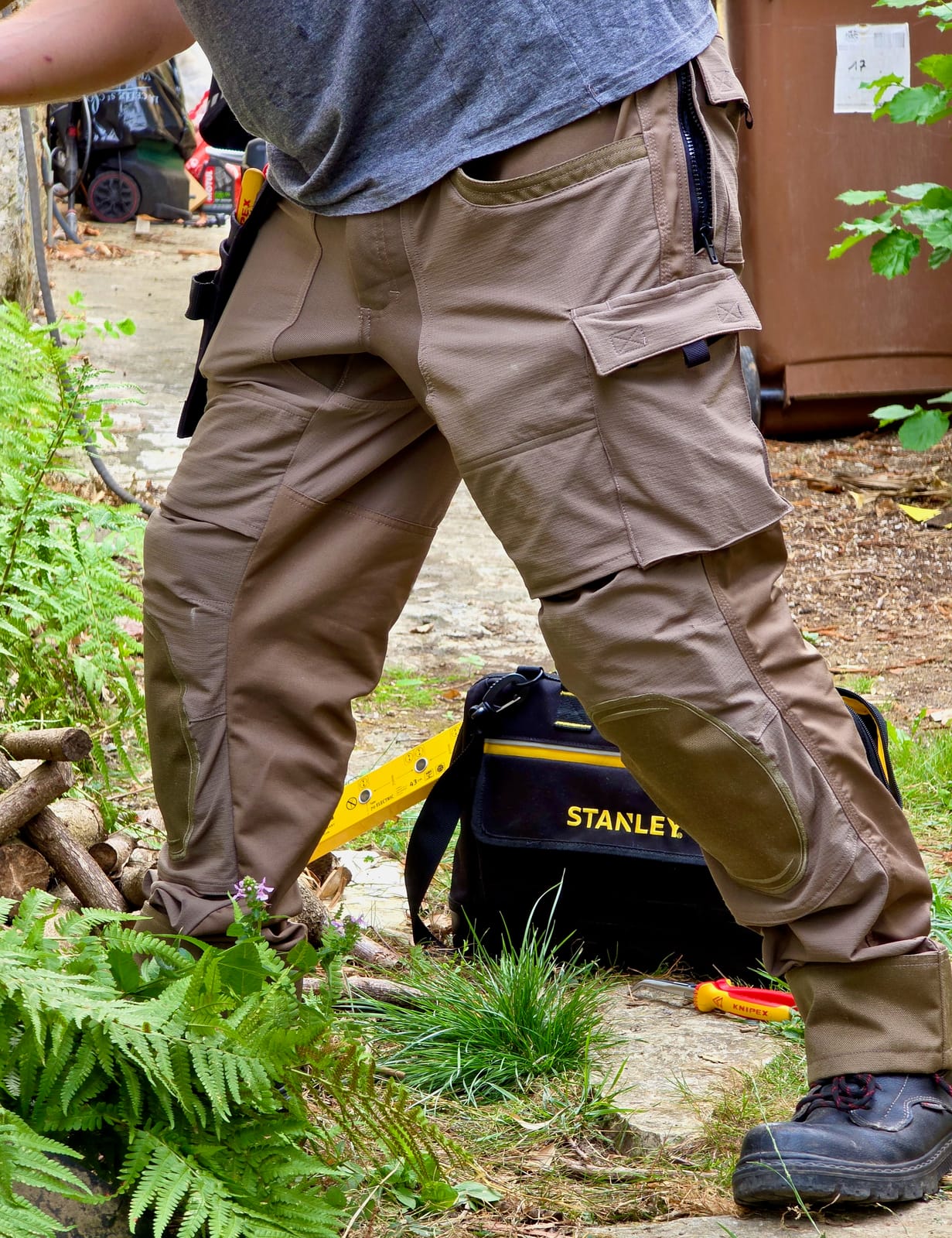Vue latérale du pantalon Ilkott avec pince Knipex et sac à outils Stanley