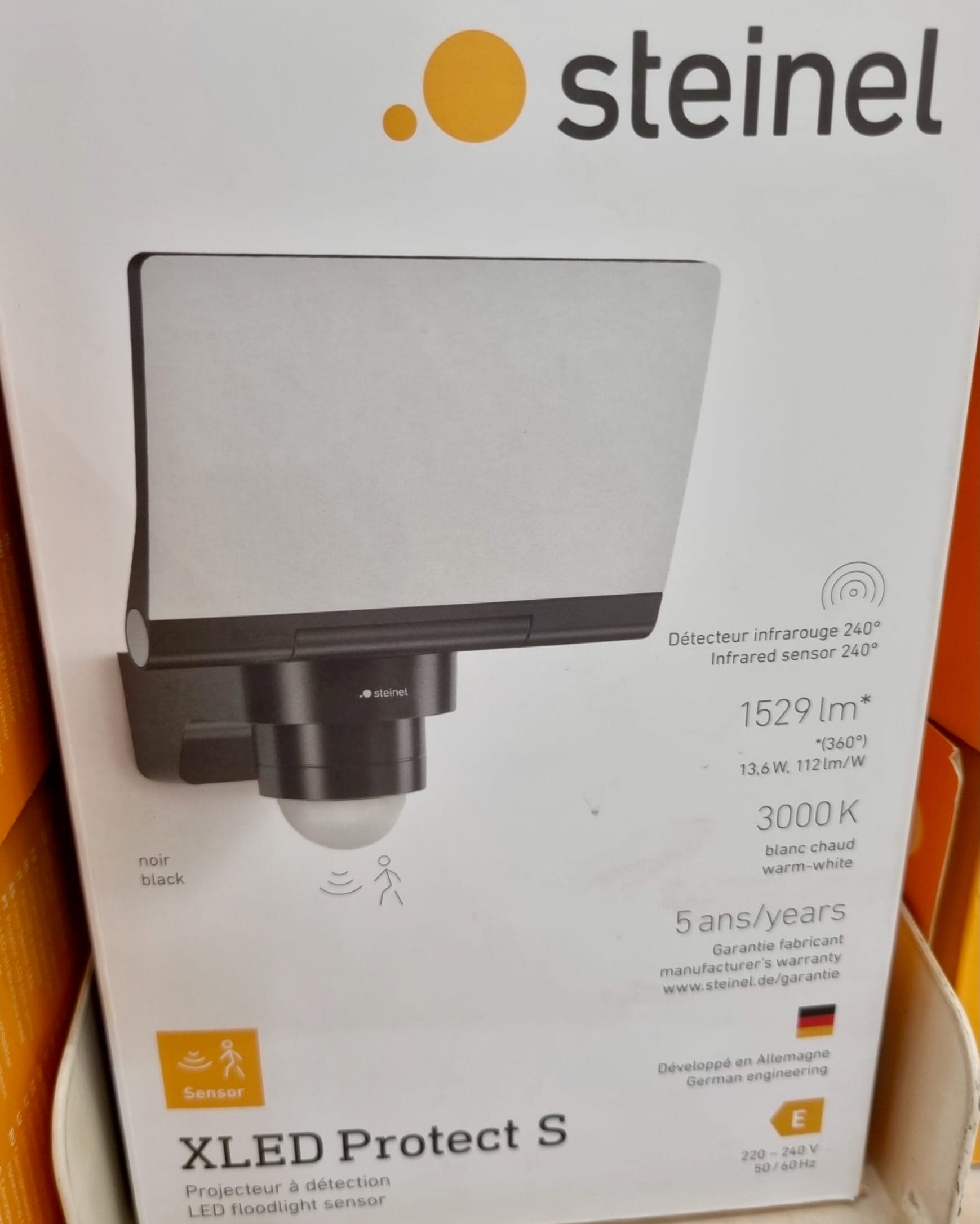 Emballage du projecteur Steinel XLED Protect S montrant la lentille PIR et l’angle de détection annoncé