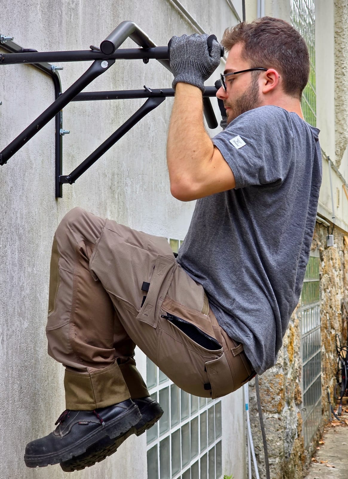 Traction sur barre avec jambes repliées, pantalon Ilkott, démonstration de souplesse