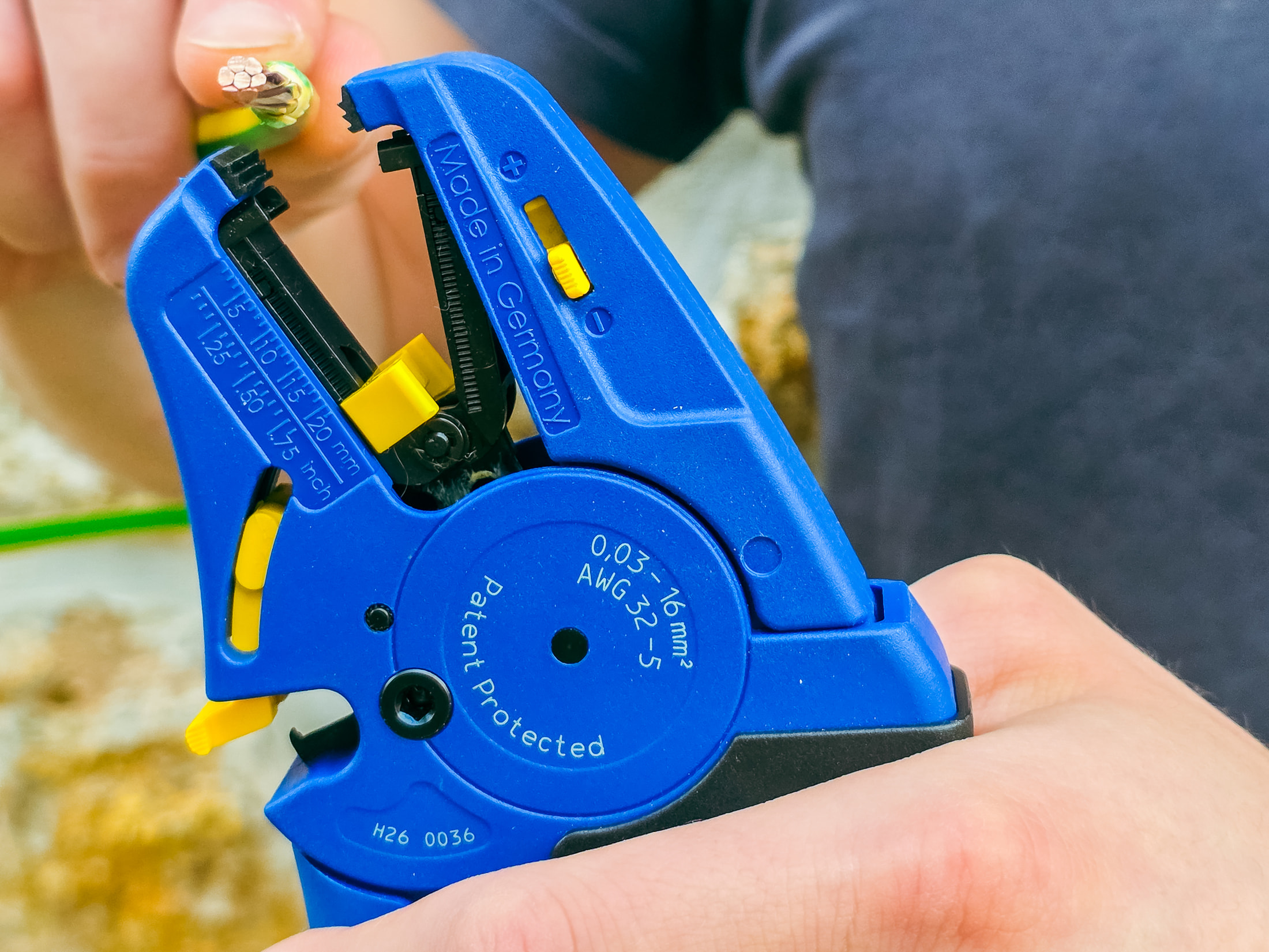 Pince automatique bleue et jaune Klauke K43/3 tenue en main