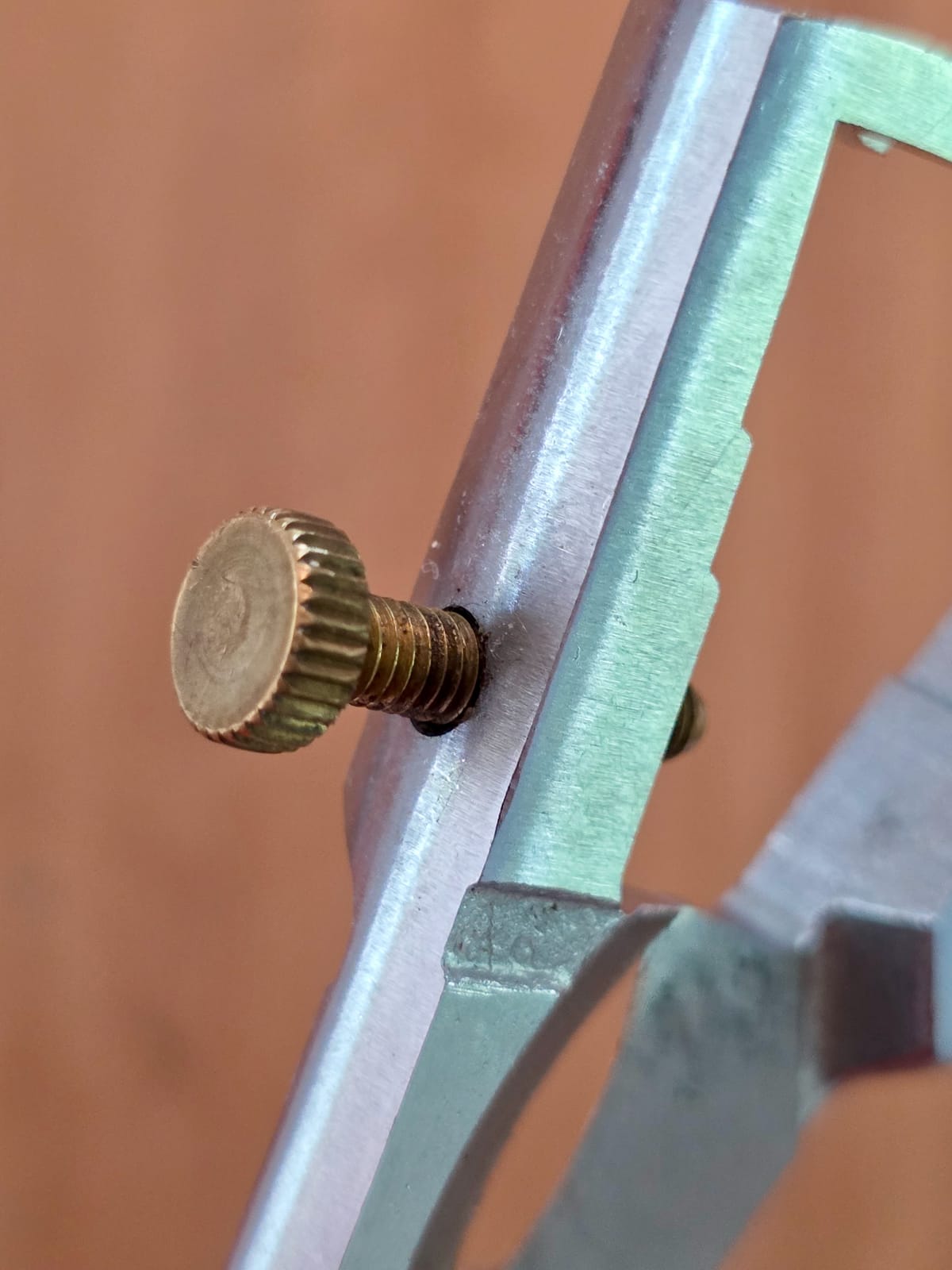 Gros plan sur l'écrou de réglage d'une pince à dénuder Knipex 13 66 180 VDE