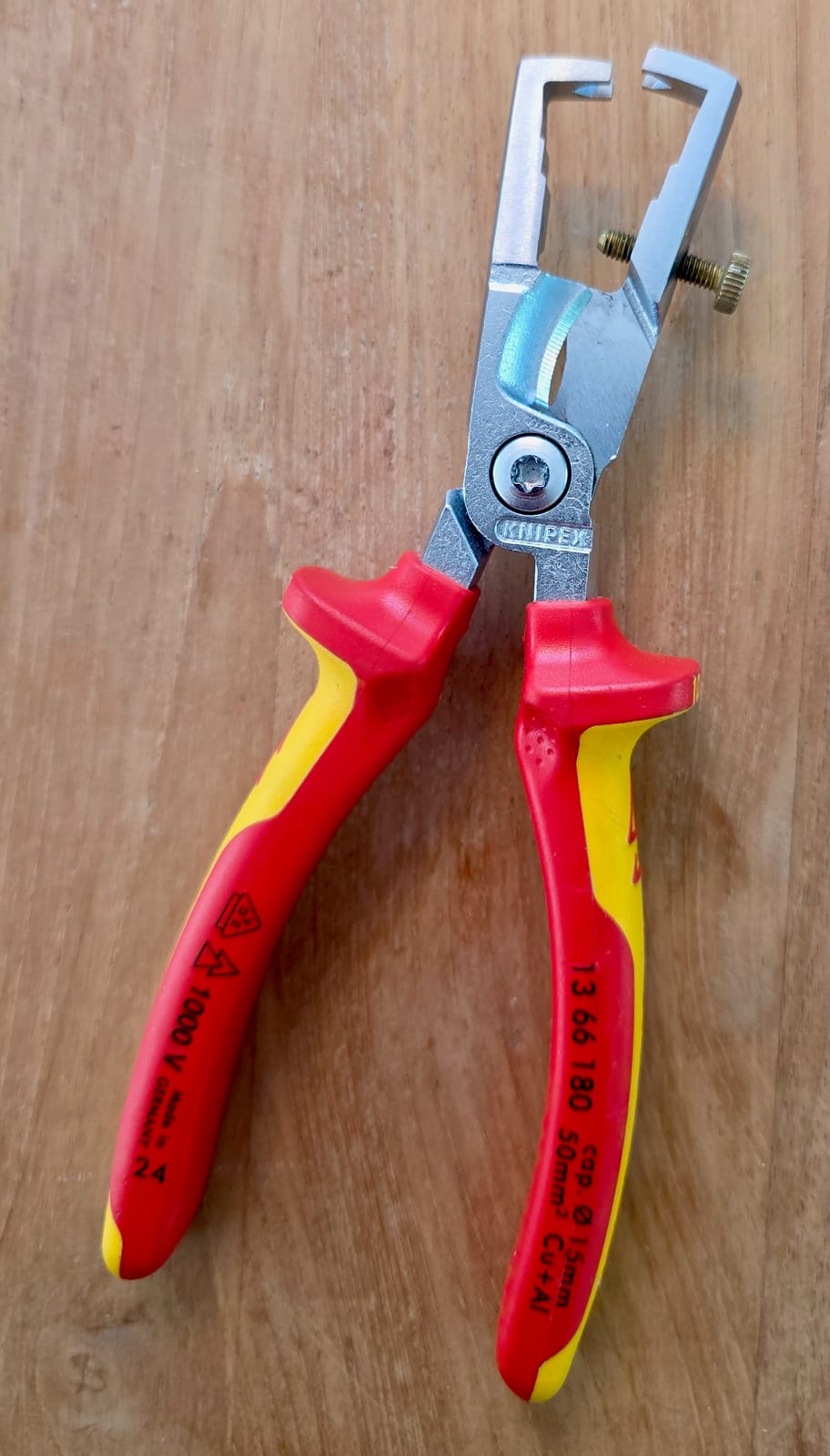 Pince à dénuder automatique Knipex 13 66 180 VDE posée sur une table