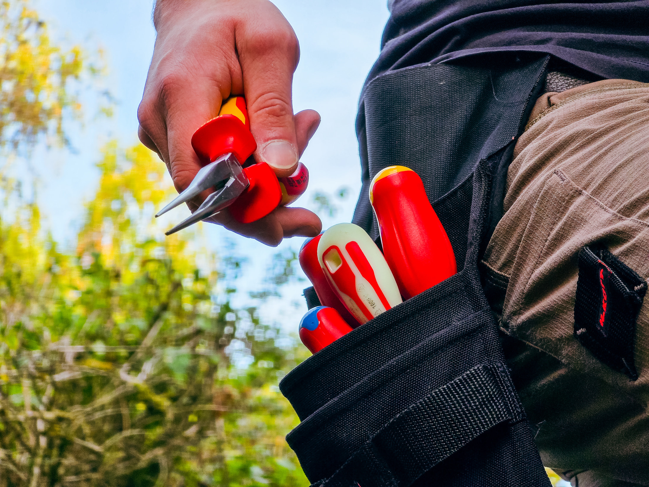 Autre pince Knipex à bec long tenue devant la sacoche à outils Ilkott