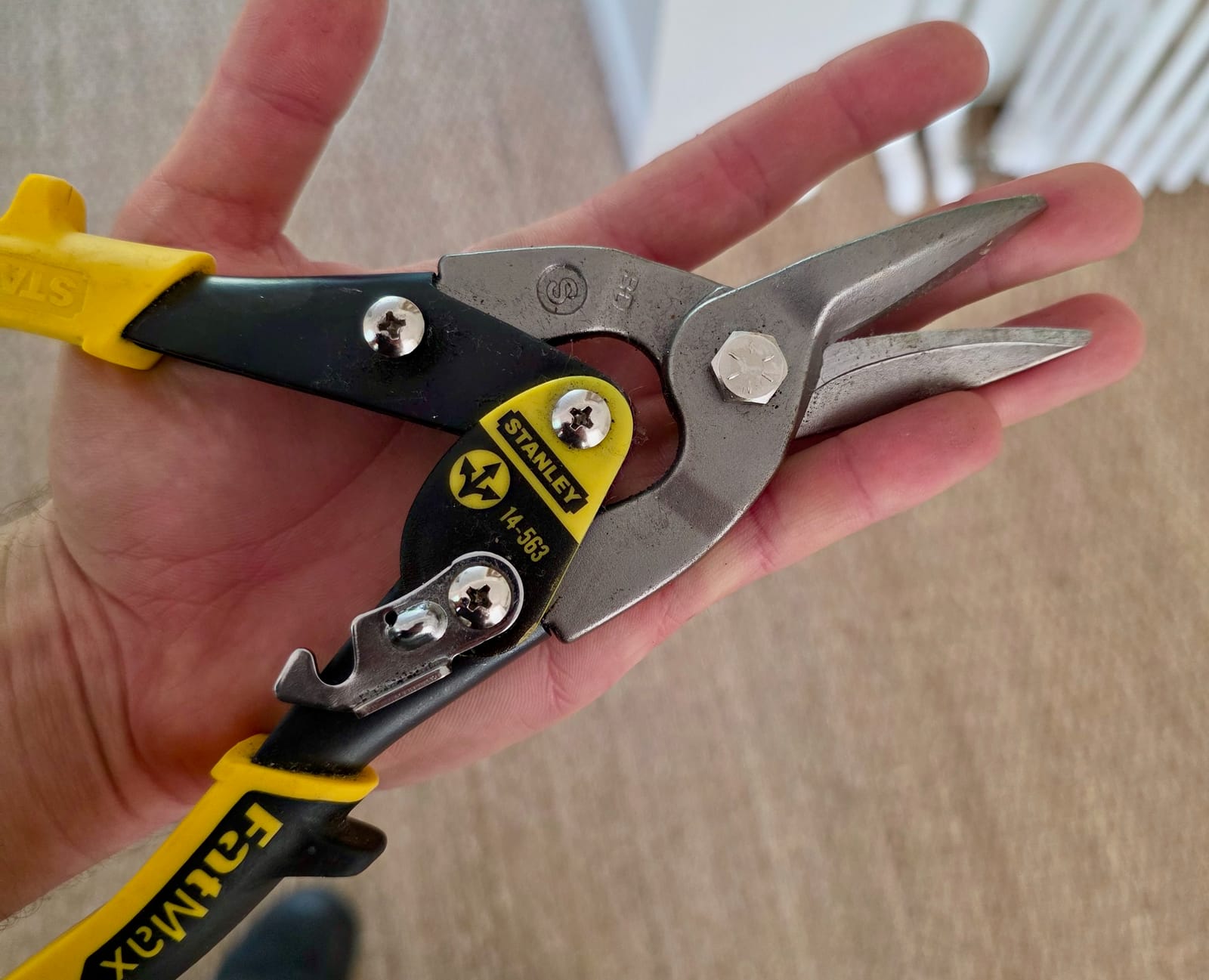 Pince coupante métaux Stanley FatMax 14-563 tenue en main pour comparer la taille