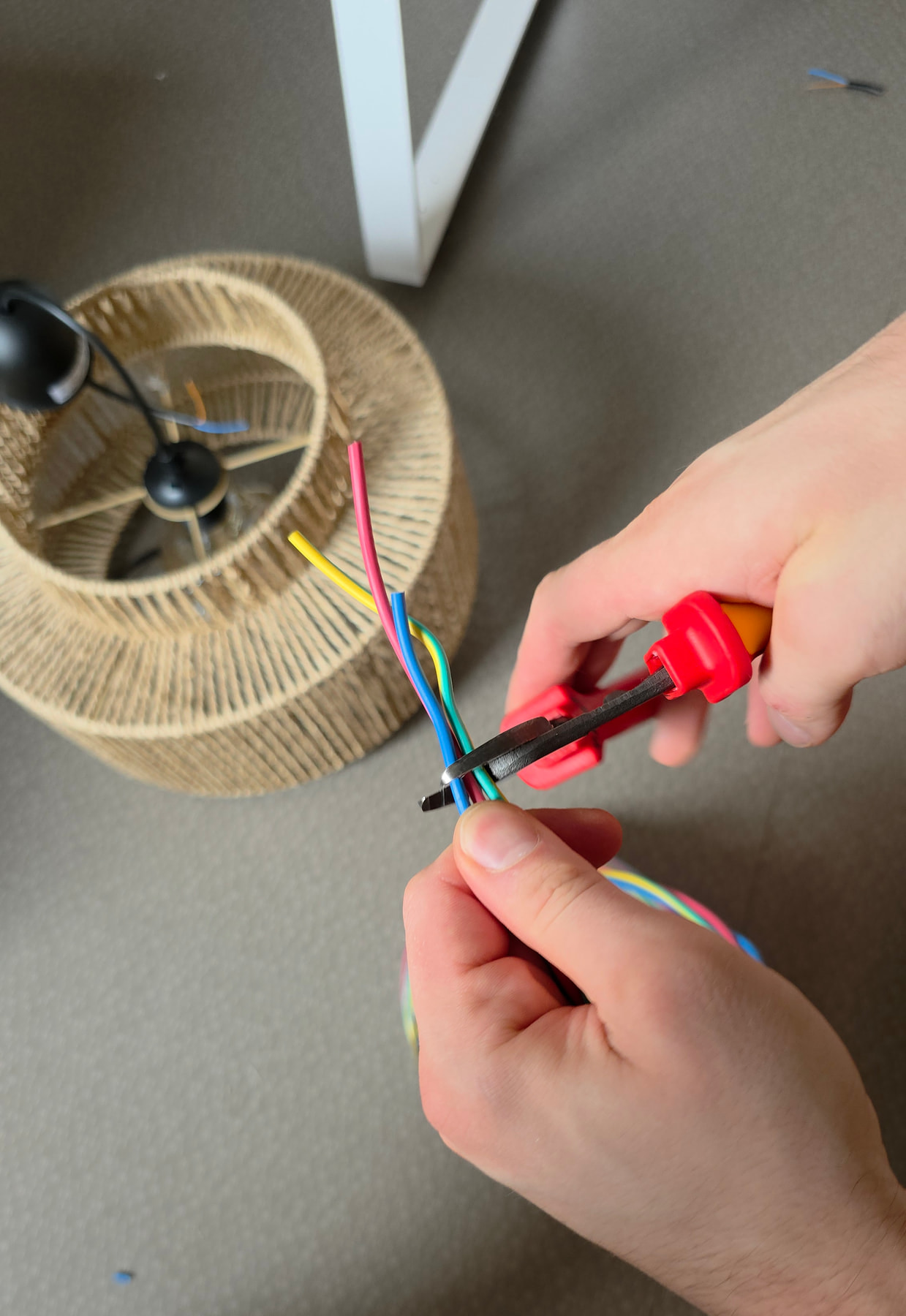 Pince coupe-câbles C.K Tools positionnée pour couper un conducteur électrique