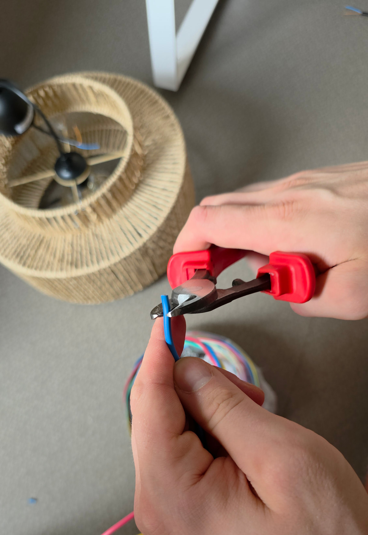 Pince coupe-câbles C.K Tools tenue en main montrant le profil concave des lames