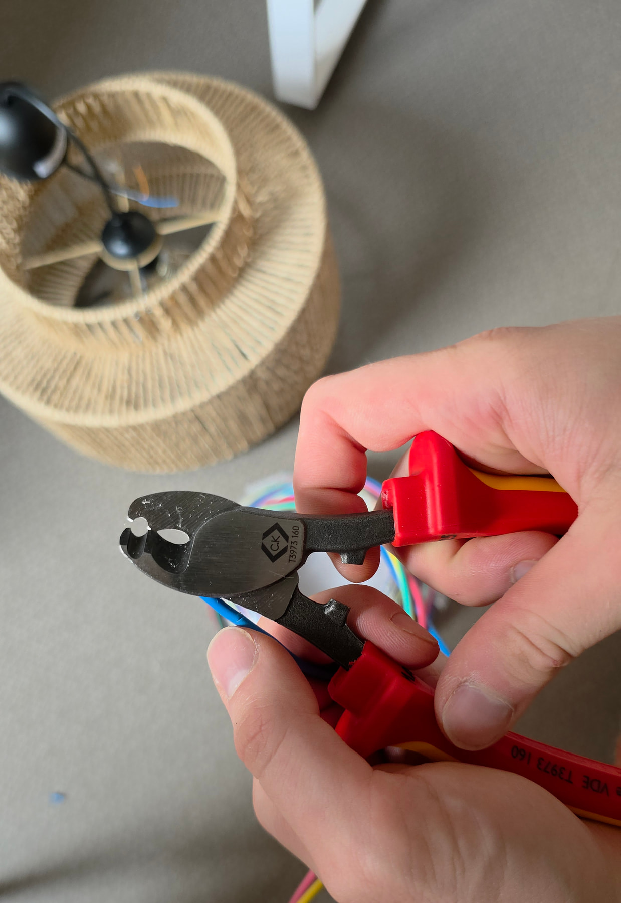 Pince coupe-cables et dénudeur C.K Tools RedLine VDE T3973-160 sur un établi en bois