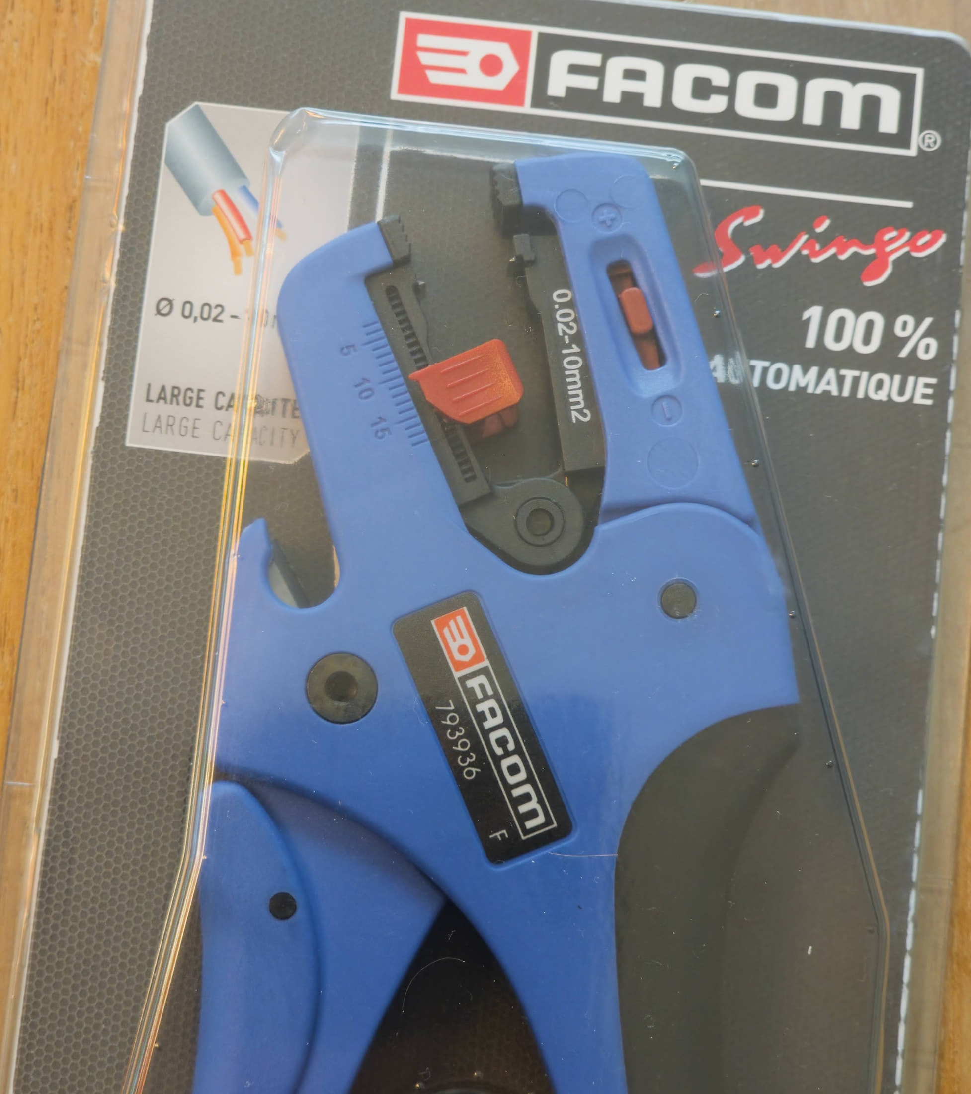 Pince à dénuder Facom Swingo 793936.F dans son blister, référence visible sur le corps