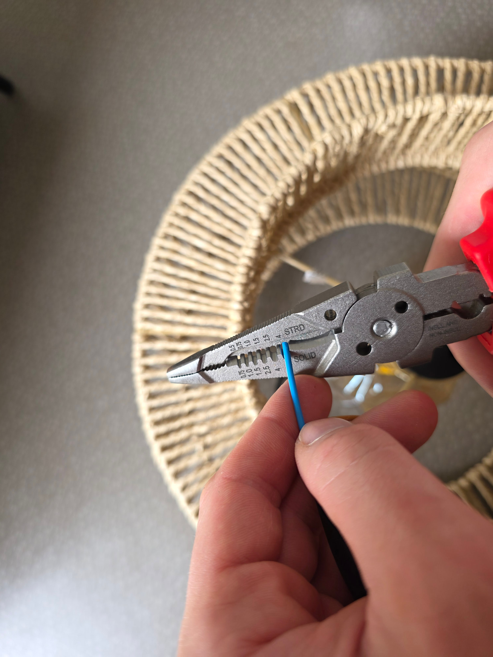 Mâchoires entrouvertes de la pince C.K Tools montrant les calibres de dénudage