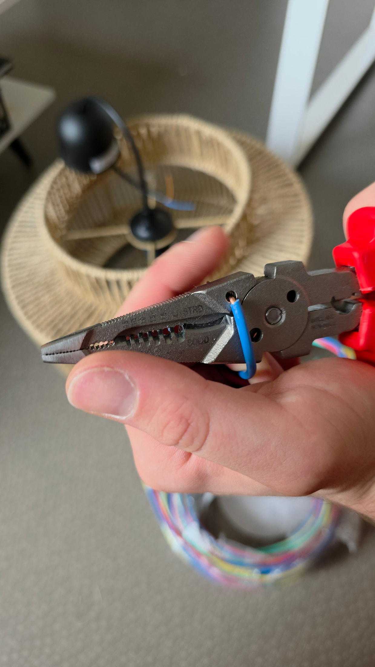 Pince C.K Tools T3910-210 en vue diagonale avec poignées rouges et jaunes