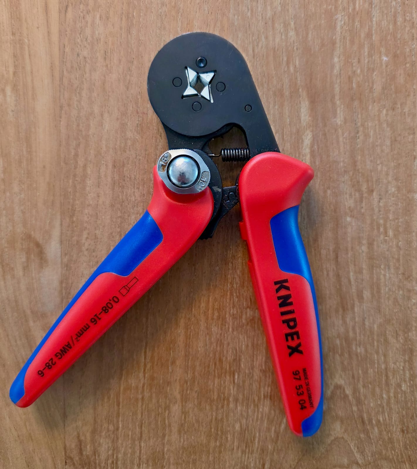 Pince à sertir électrique Knipex 97 53 04, vue d’ensemble avec la mâchoire de sertissage en haut