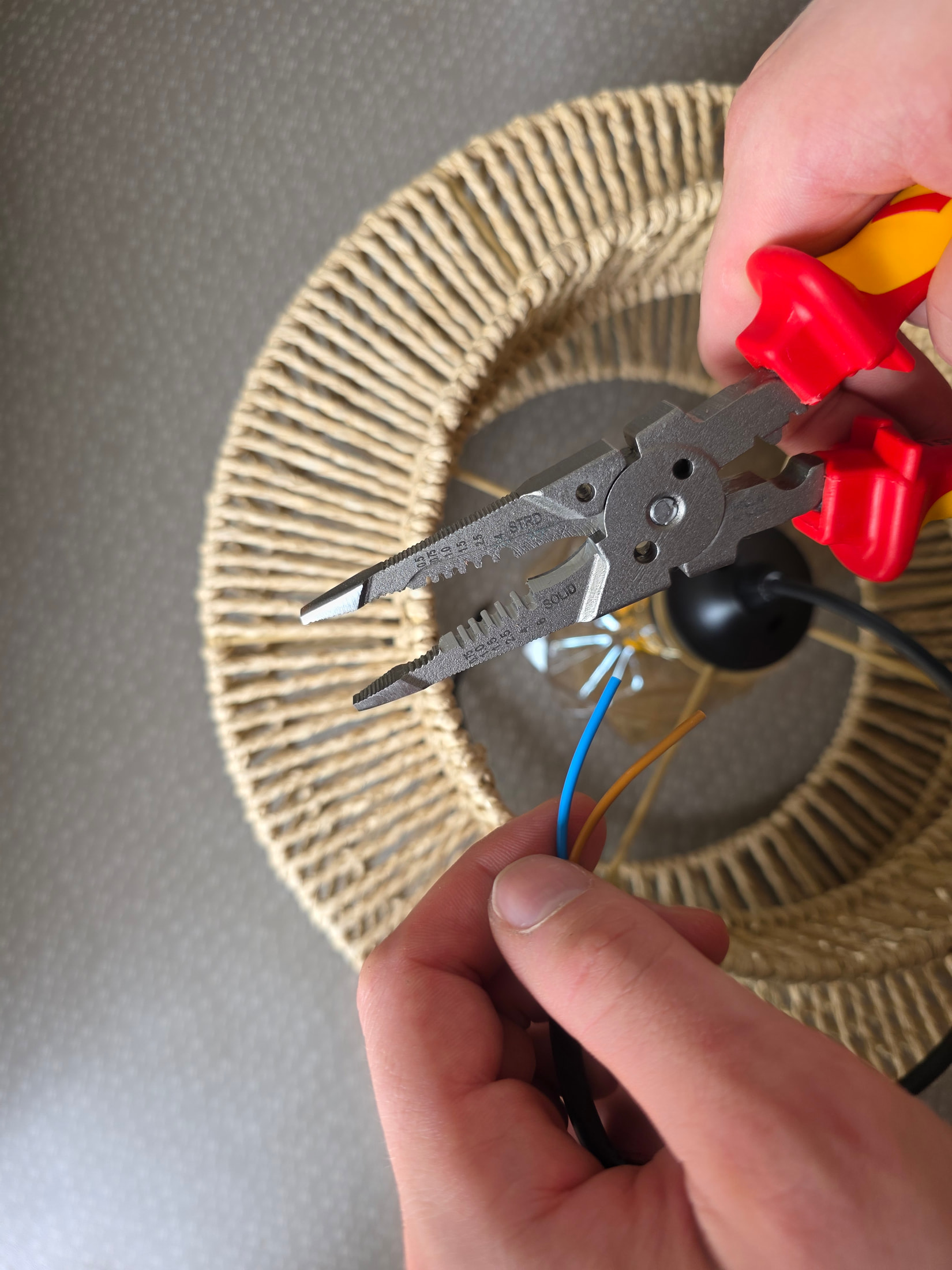 Pince C.K Tools T3910-210 manipulant un câble électrique sur un plan de travail