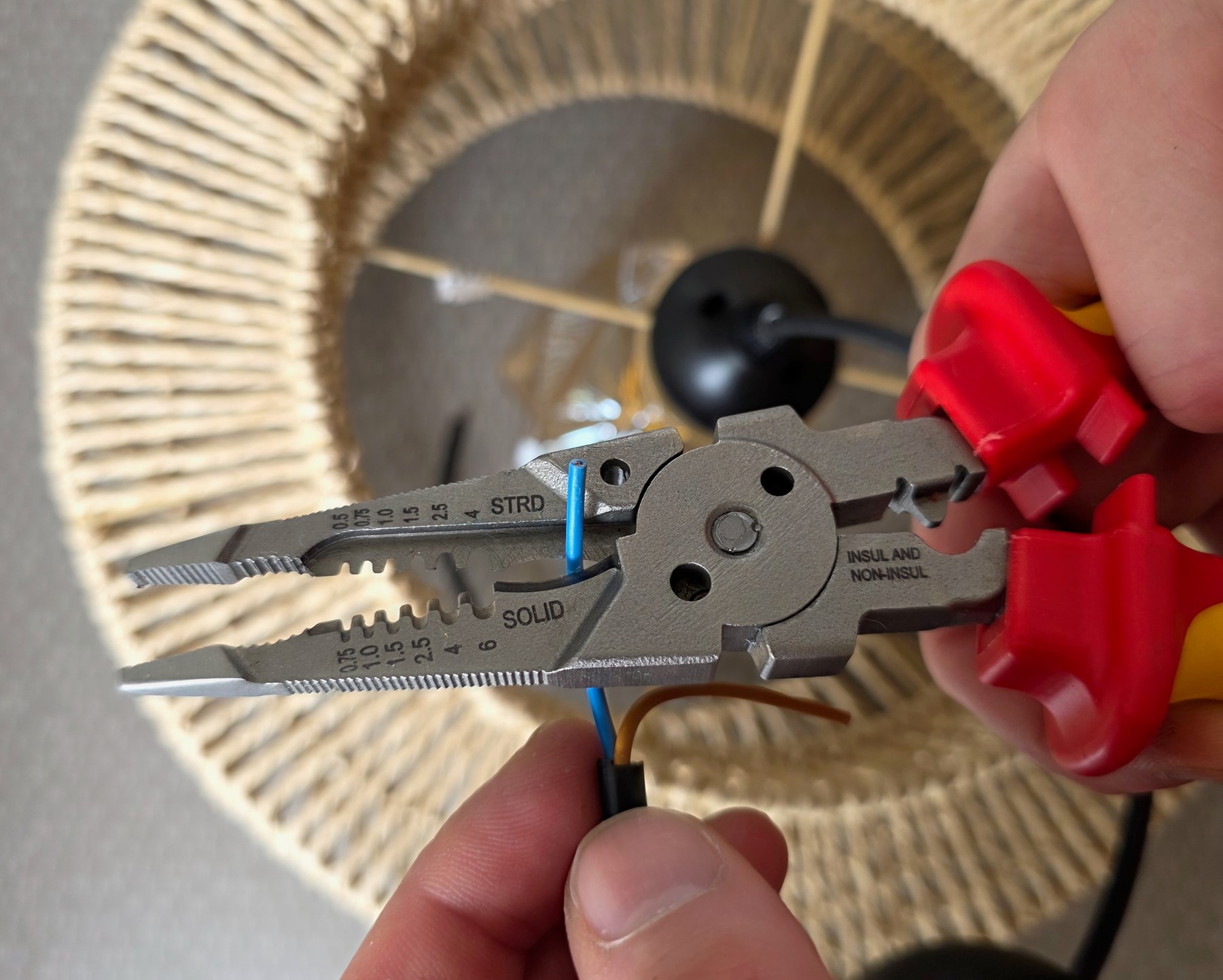 Conducteur cuivre maintenu dans les encoches de dénudage de la pince C.K Tools T3910