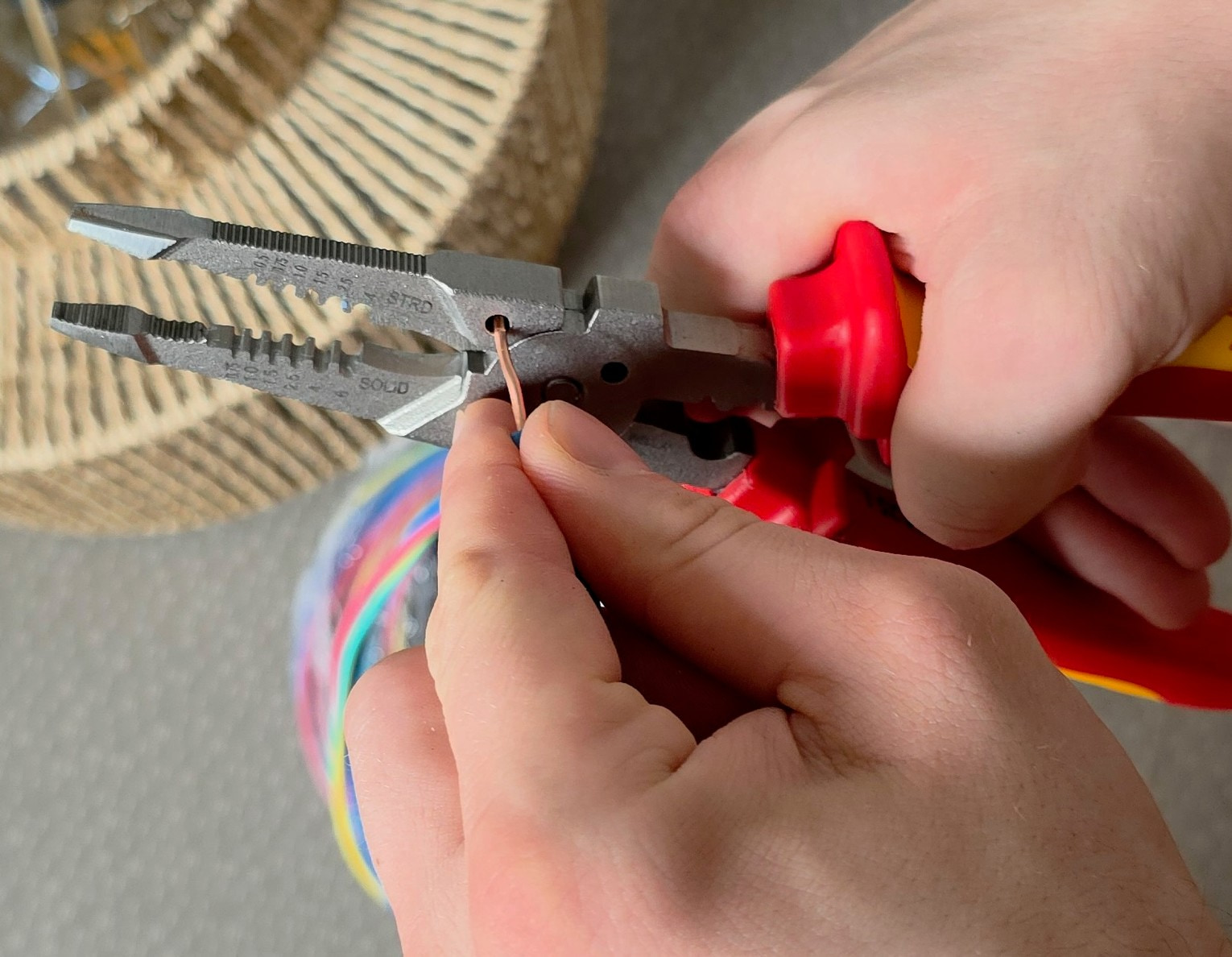 Fil électrique rigide inséré dans le trou de bouclage LOOP de la pince multifonction C.K Tools